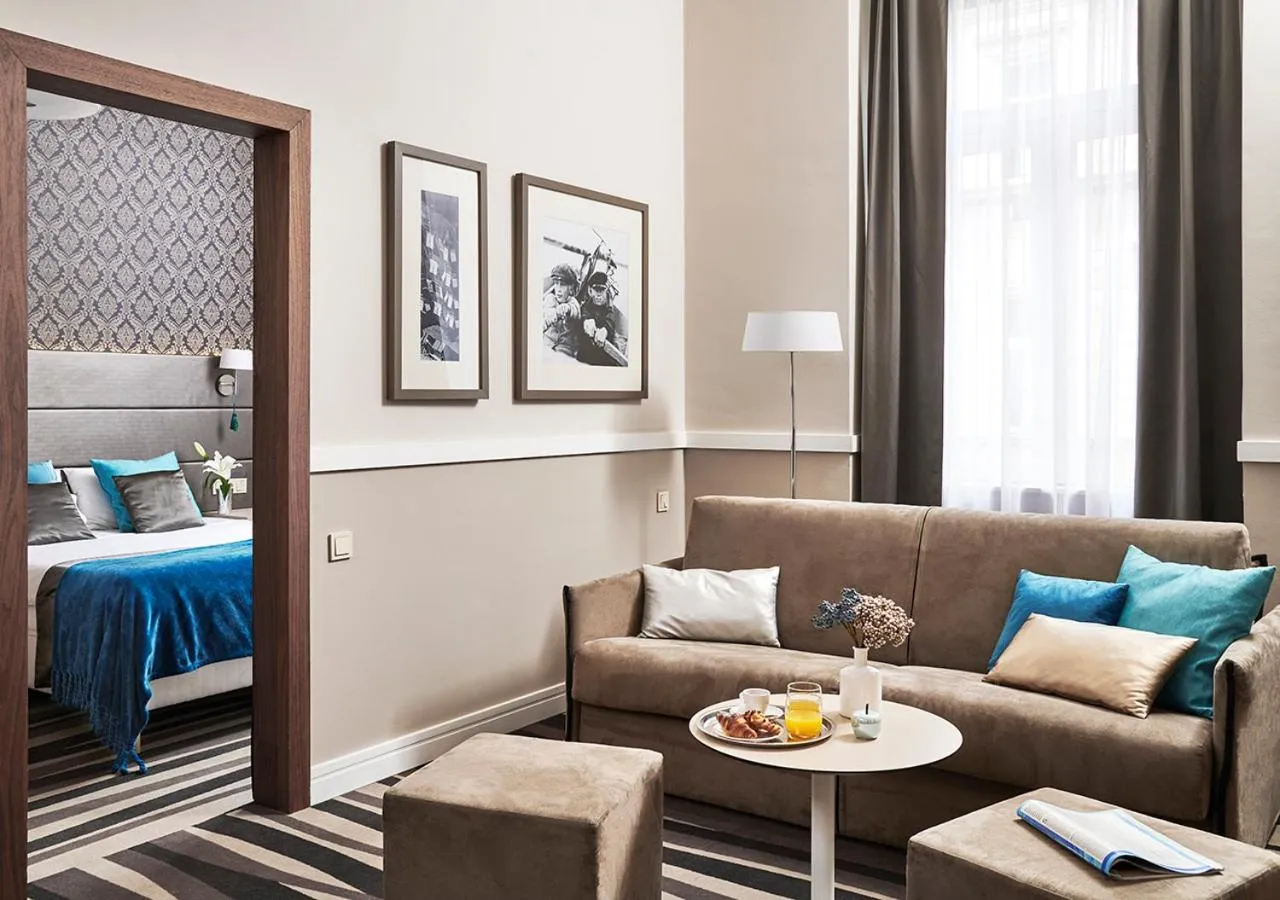 Living room, Bed in Hotel Central Basilica