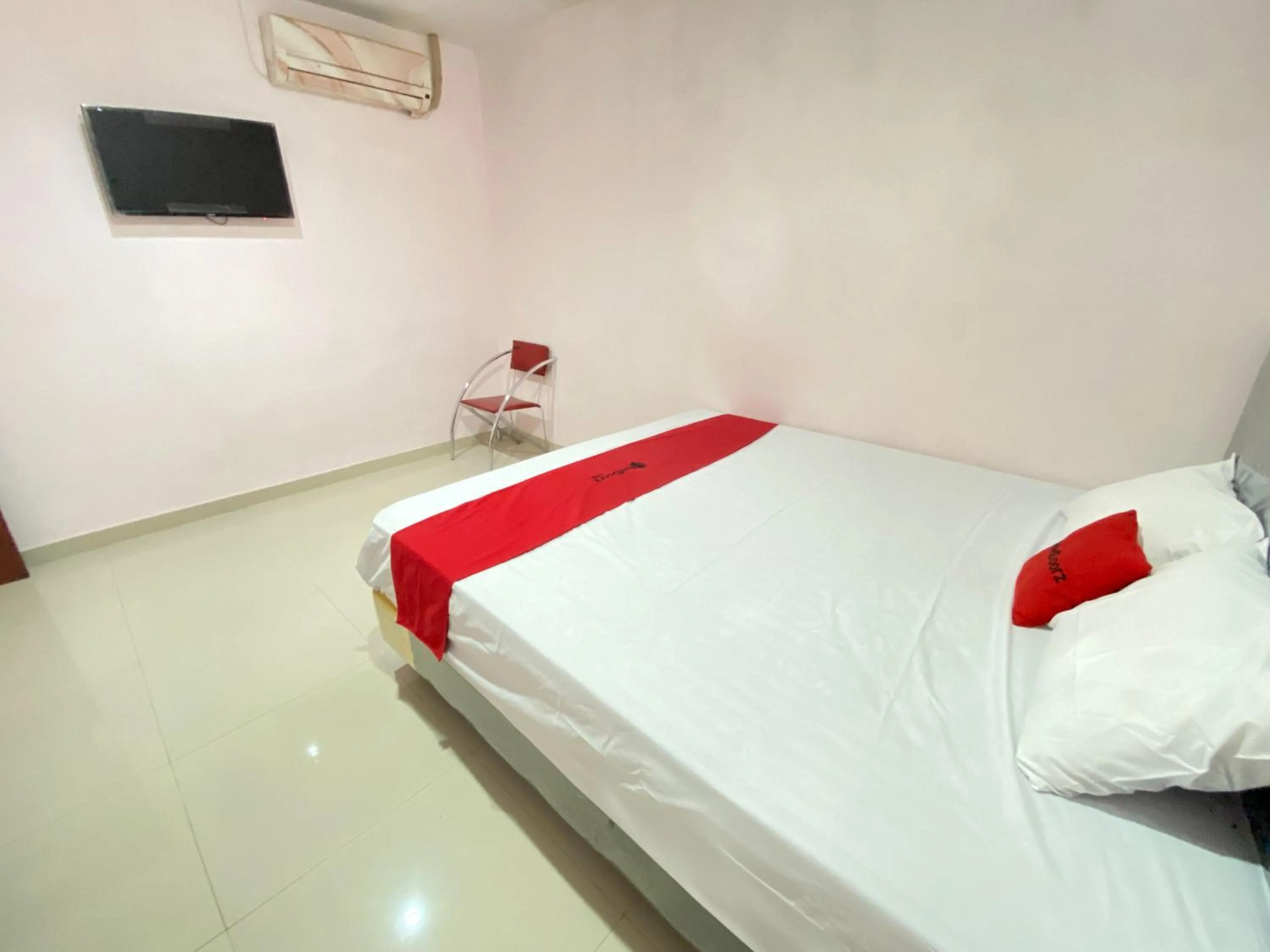 Bed in RedDoorz At Homestay Madu Makassar