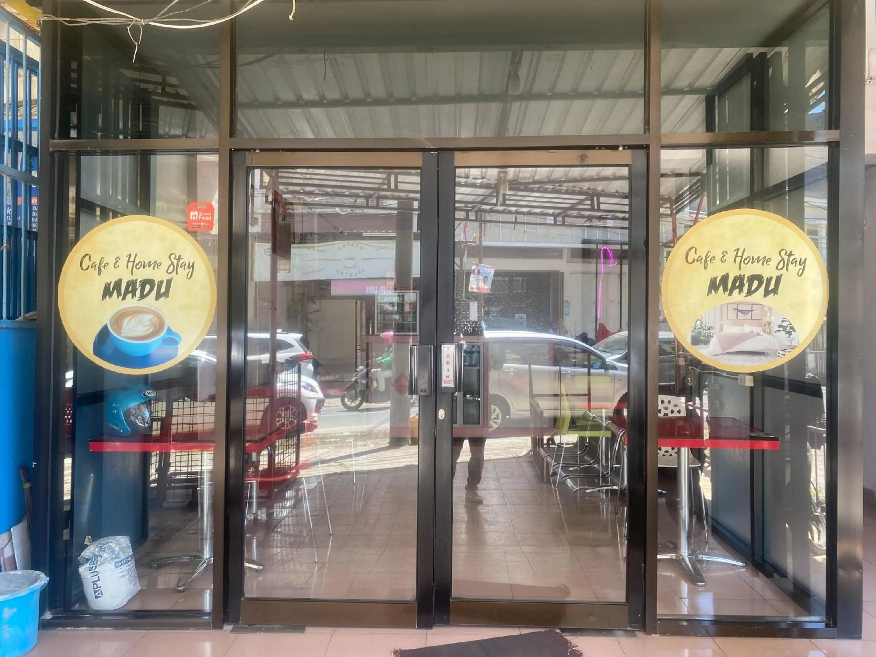 Facade/entrance in RedDoorz At Homestay Madu Makassar