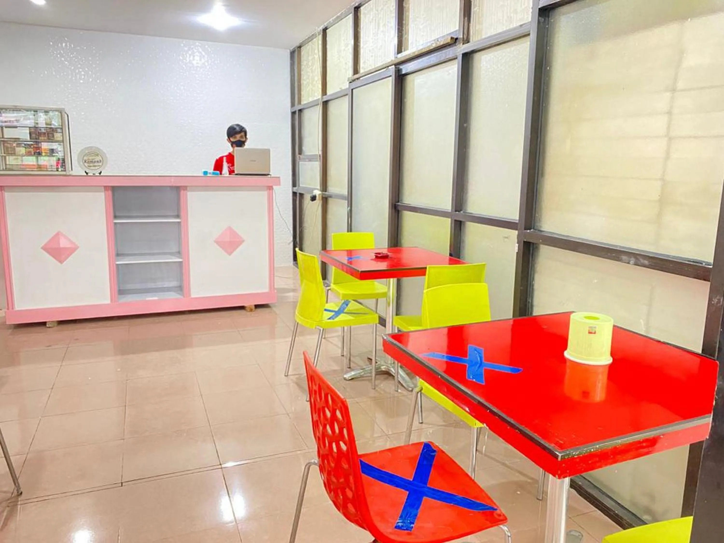 Lobby or reception in RedDoorz At Homestay Madu Makassar