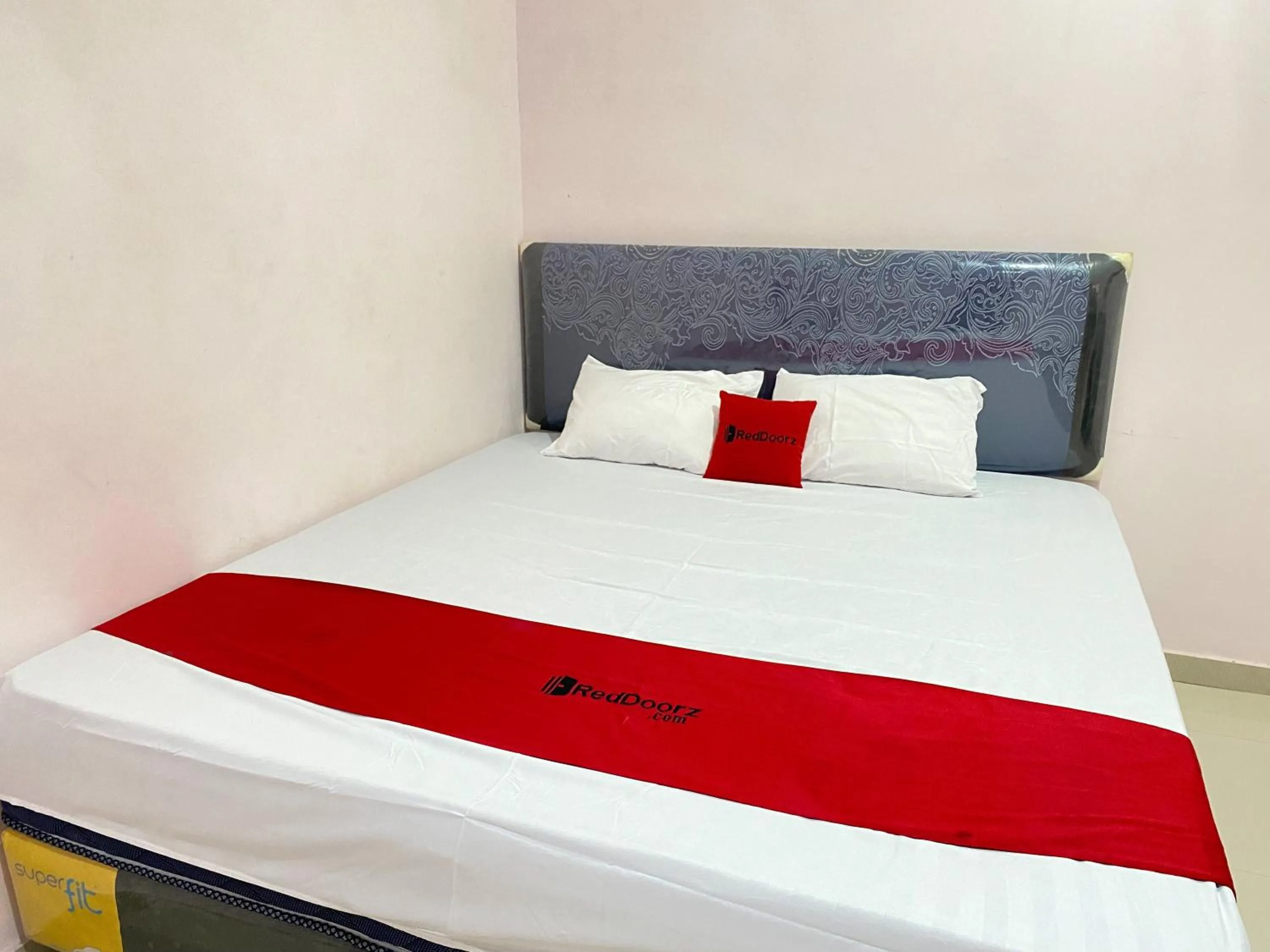 Bed in RedDoorz At Homestay Madu Makassar