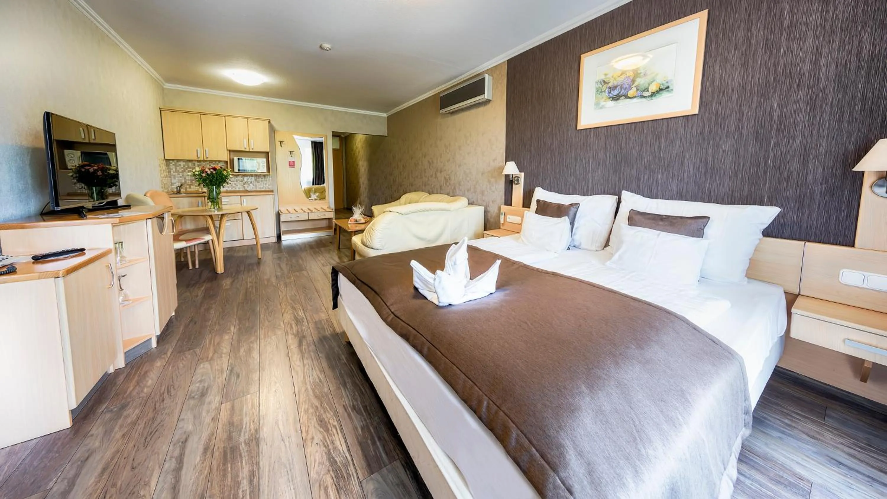 Kitchen or kitchenette, Bed in MenDan Magic Spa & Wellness Hotel