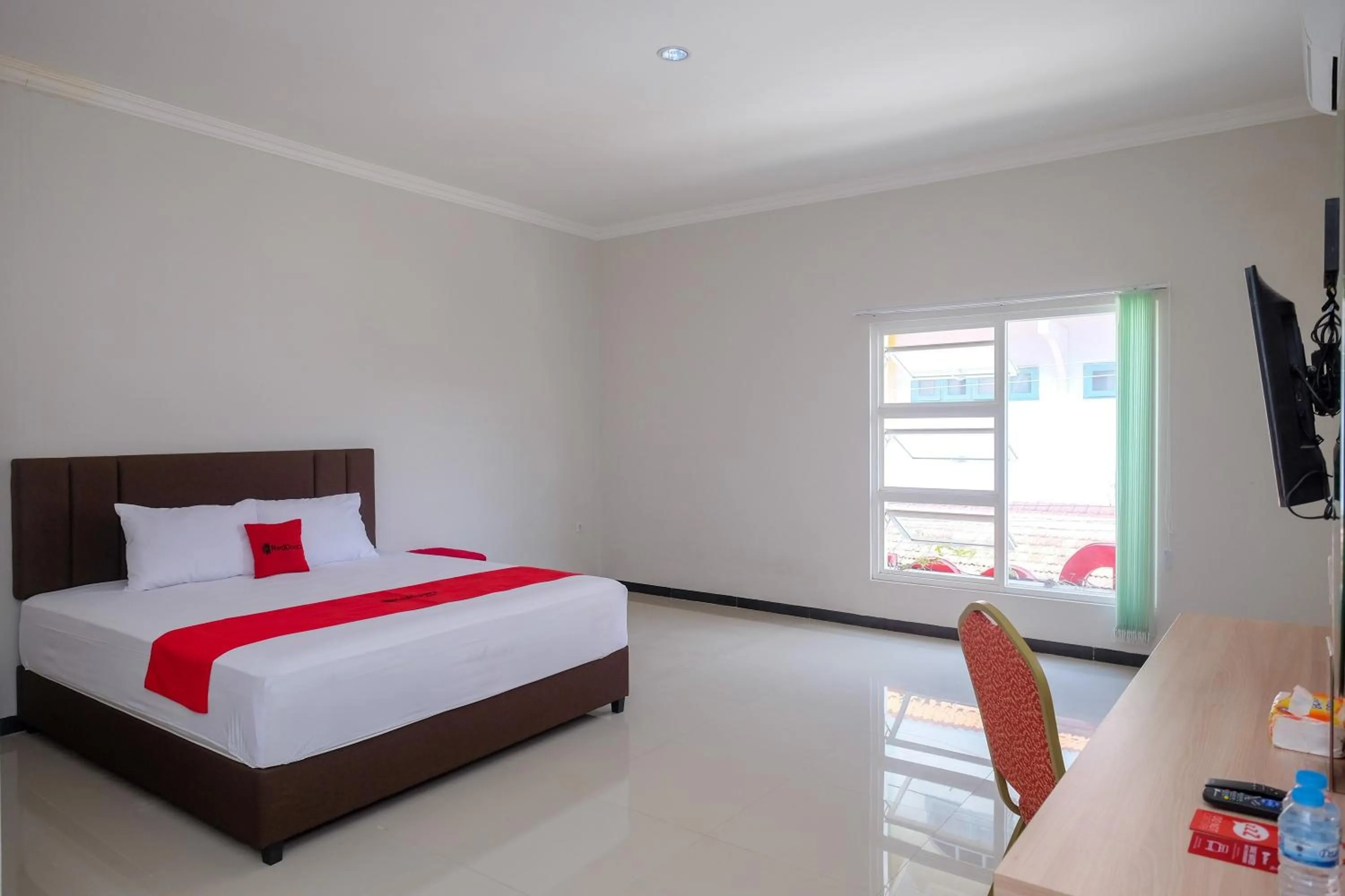 Bedroom in RedDoorz Syariah near Solo Paragon Mall 2
