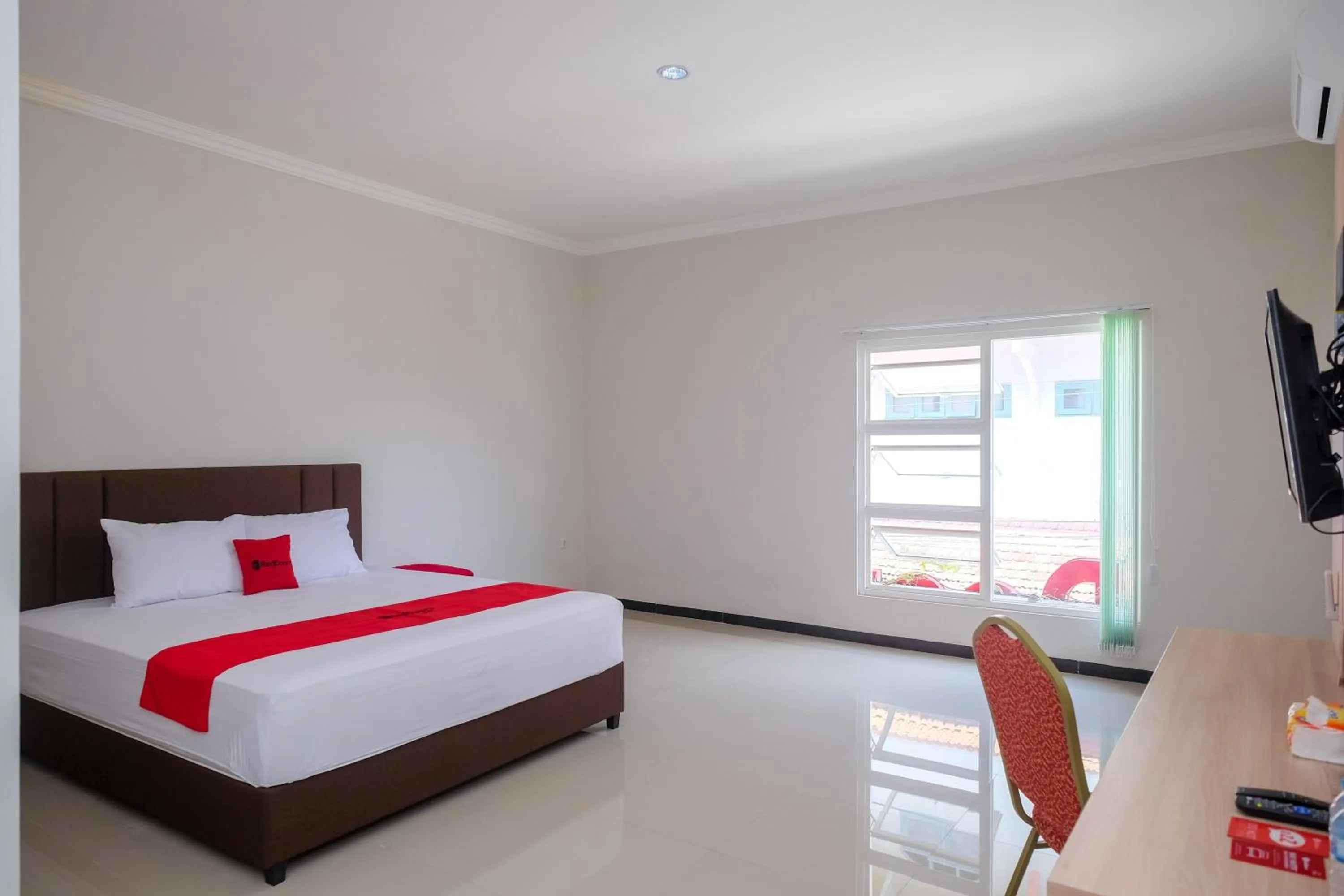 Bedroom in RedDoorz Syariah near Solo Paragon Mall 2