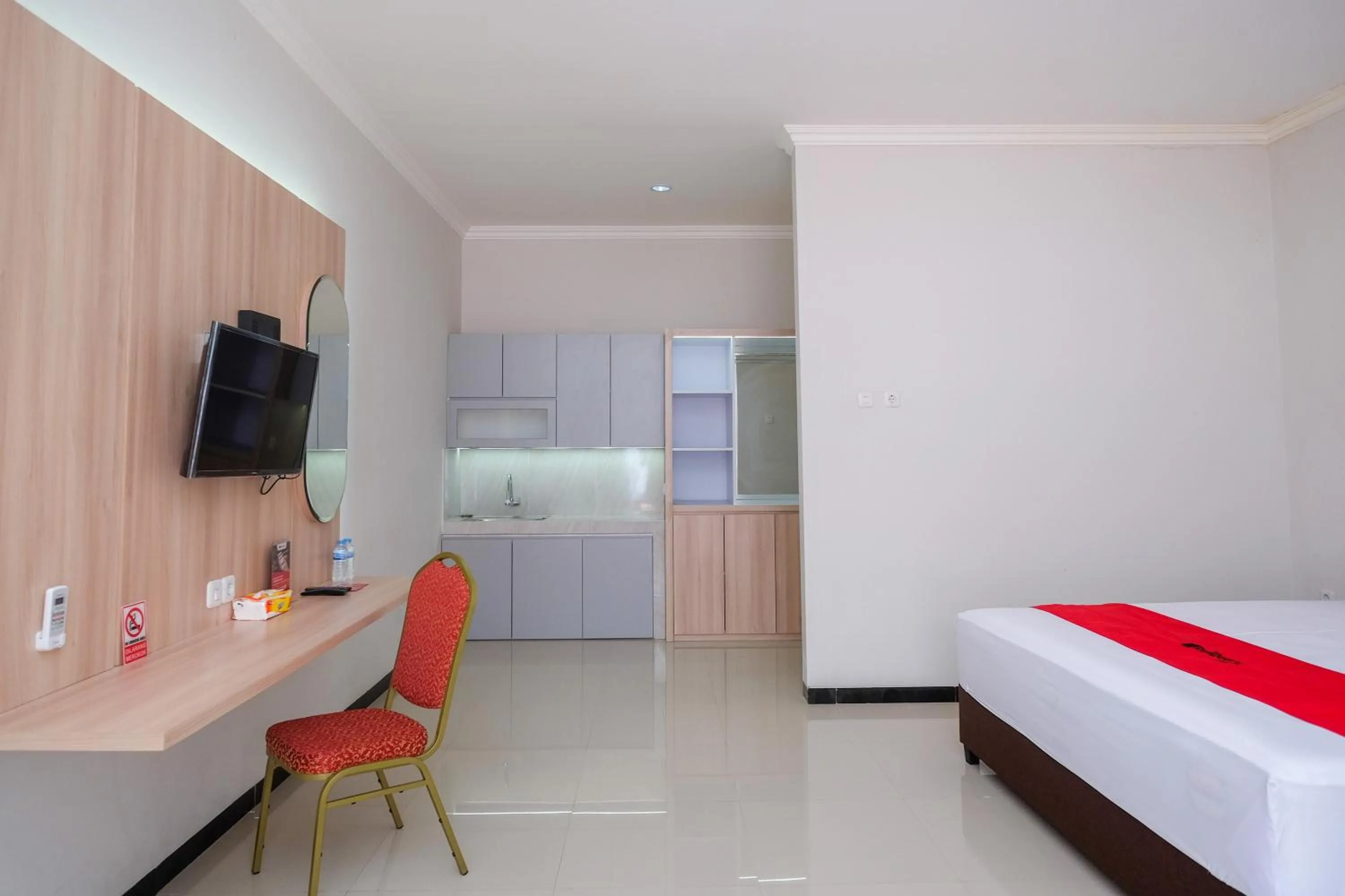 Bedroom in RedDoorz Syariah near Solo Paragon Mall 2
