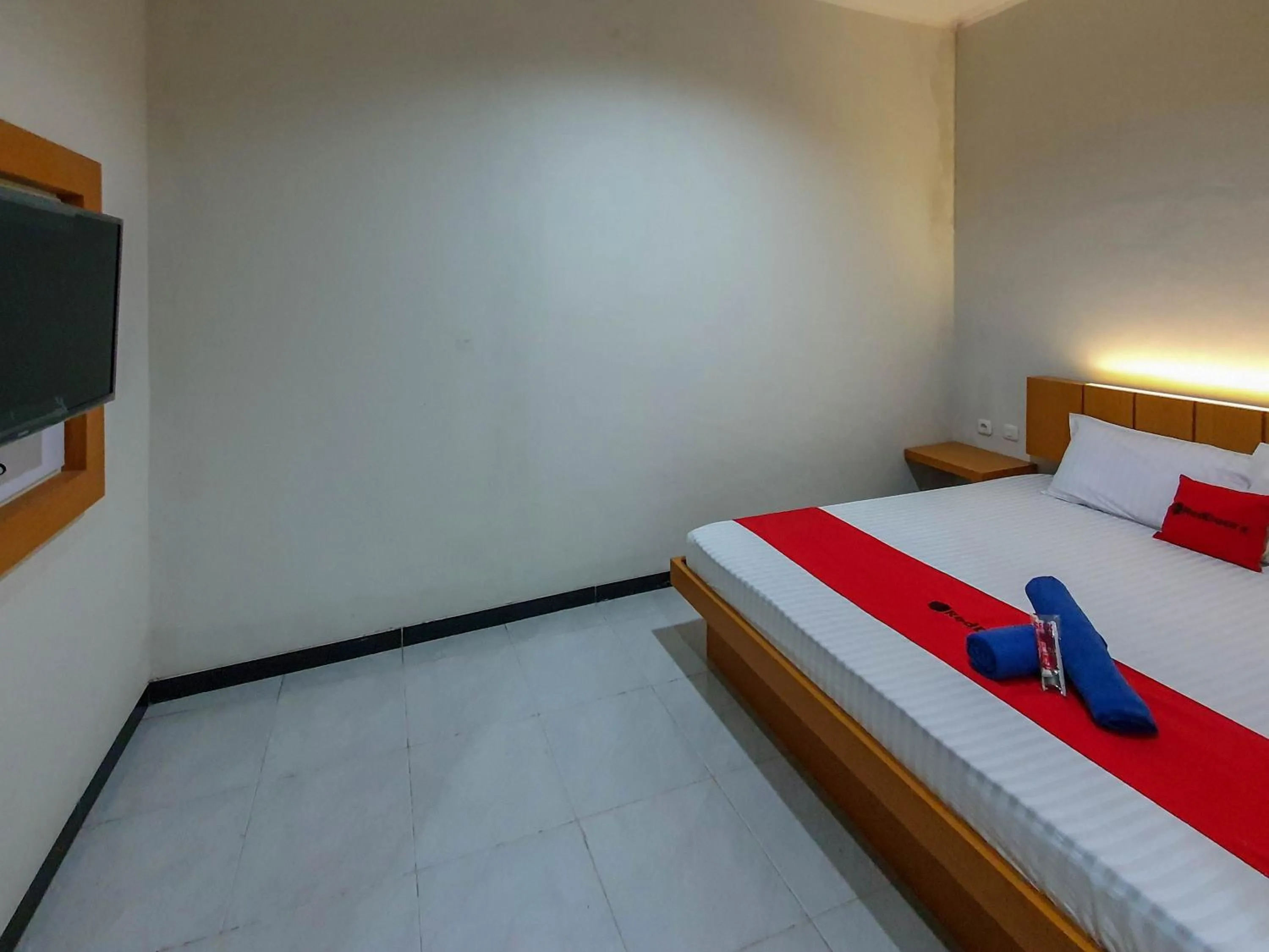 Bedroom in RedDoorz Syariah near Solo Paragon Mall 2