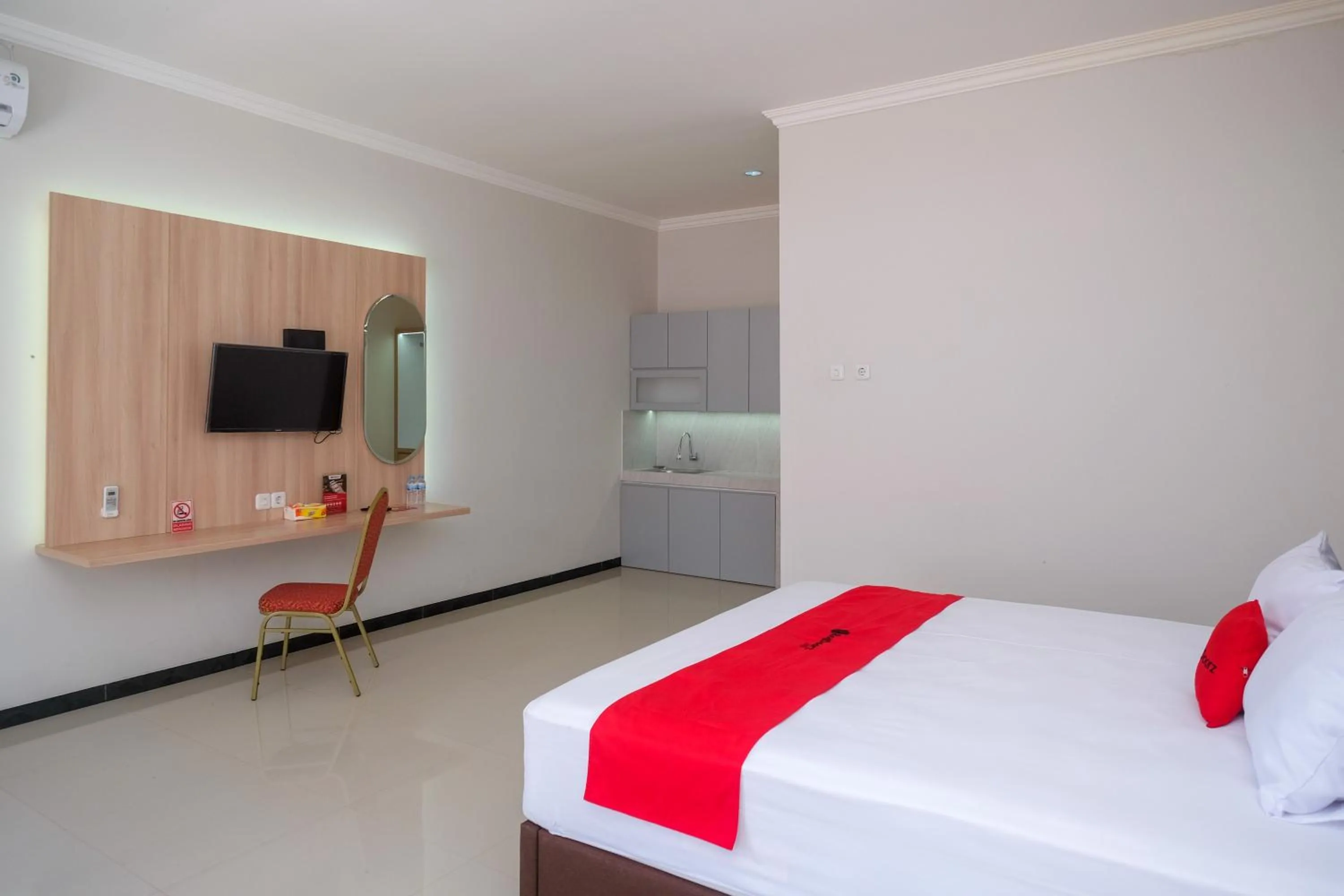 Bedroom in RedDoorz Syariah near Solo Paragon Mall 2