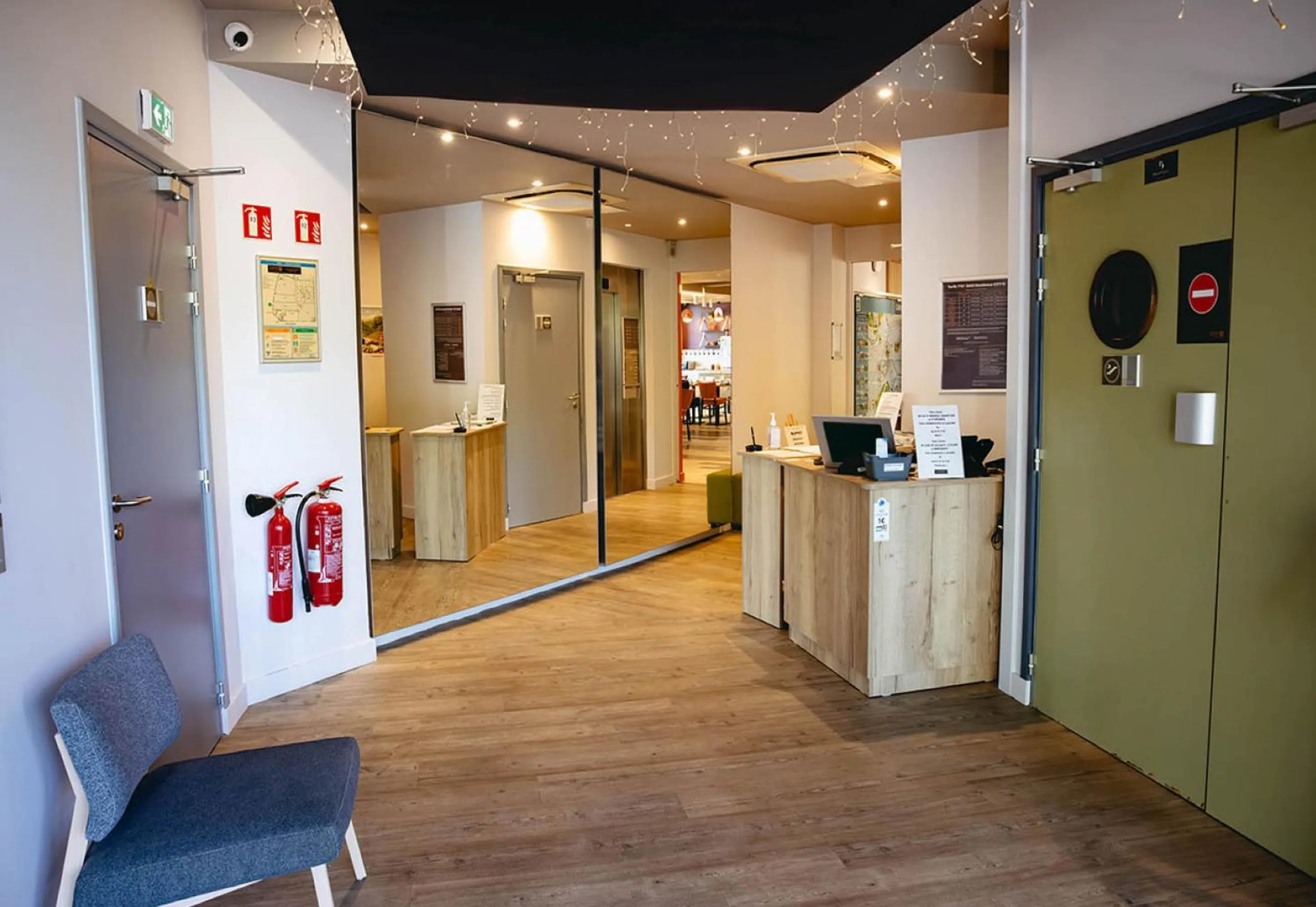 Lobby or reception in B&B HOME Caen Centre Gare