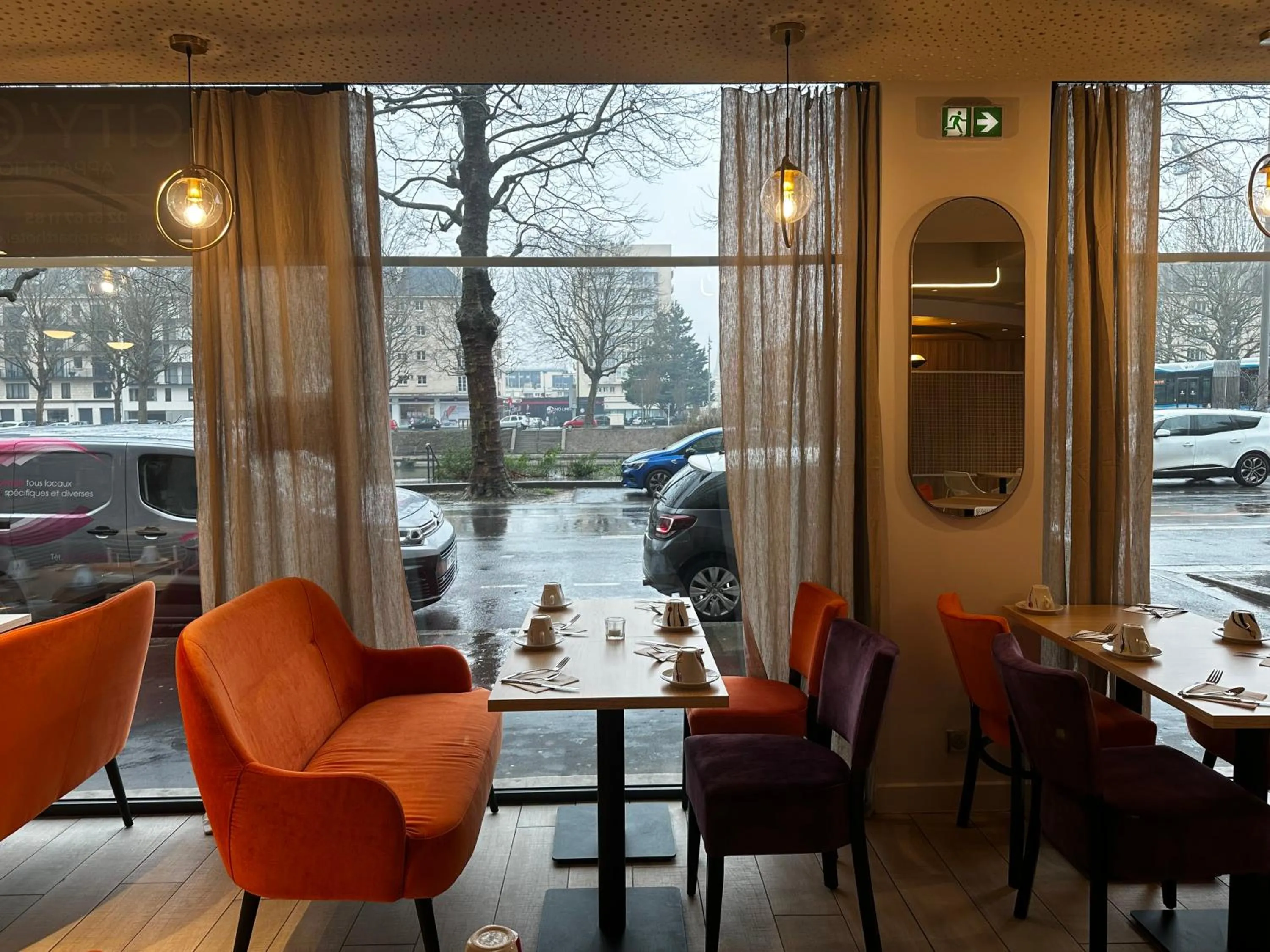 Restaurant/places to eat in B&B HOME Caen Centre Gare