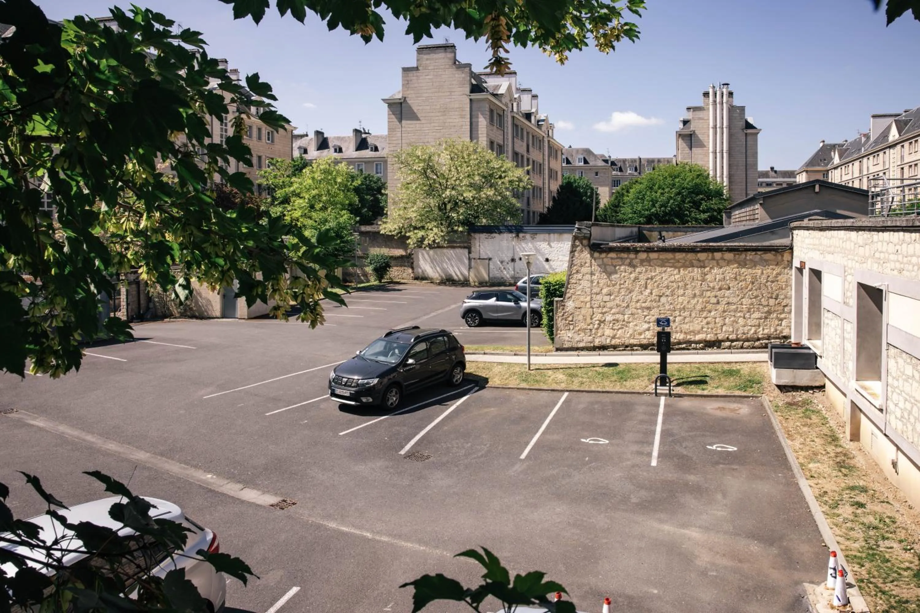 Parking in B&B HOME Caen Centre Gare