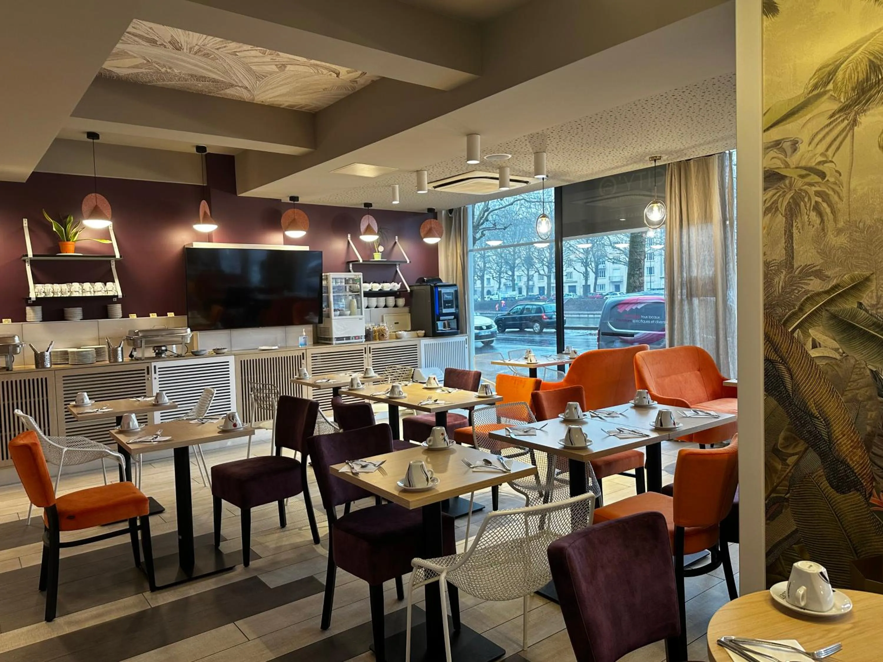 Restaurant/places to eat in B&B HOME Caen Centre Gare