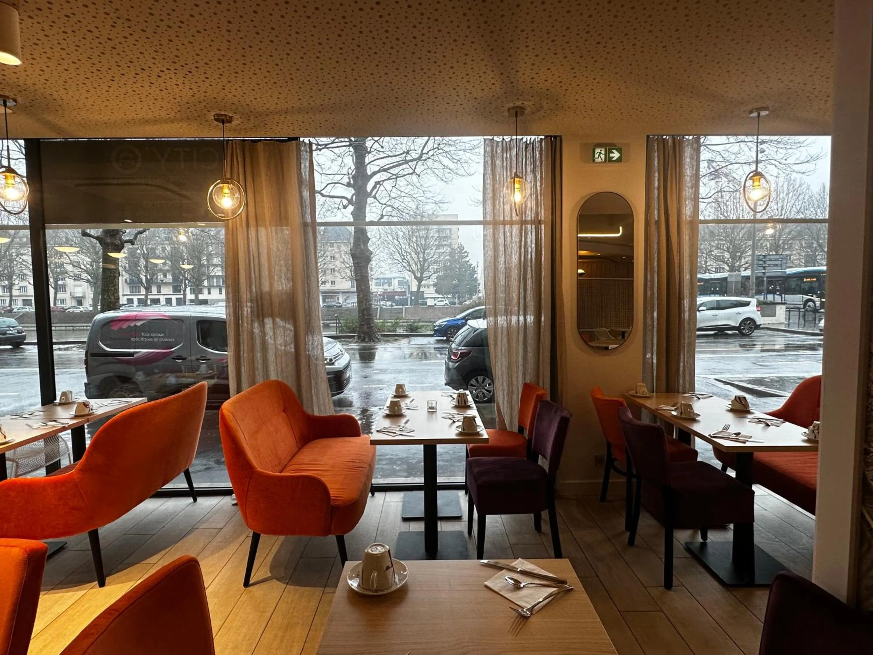 Restaurant/places to eat in B&B HOME Caen Centre Gare
