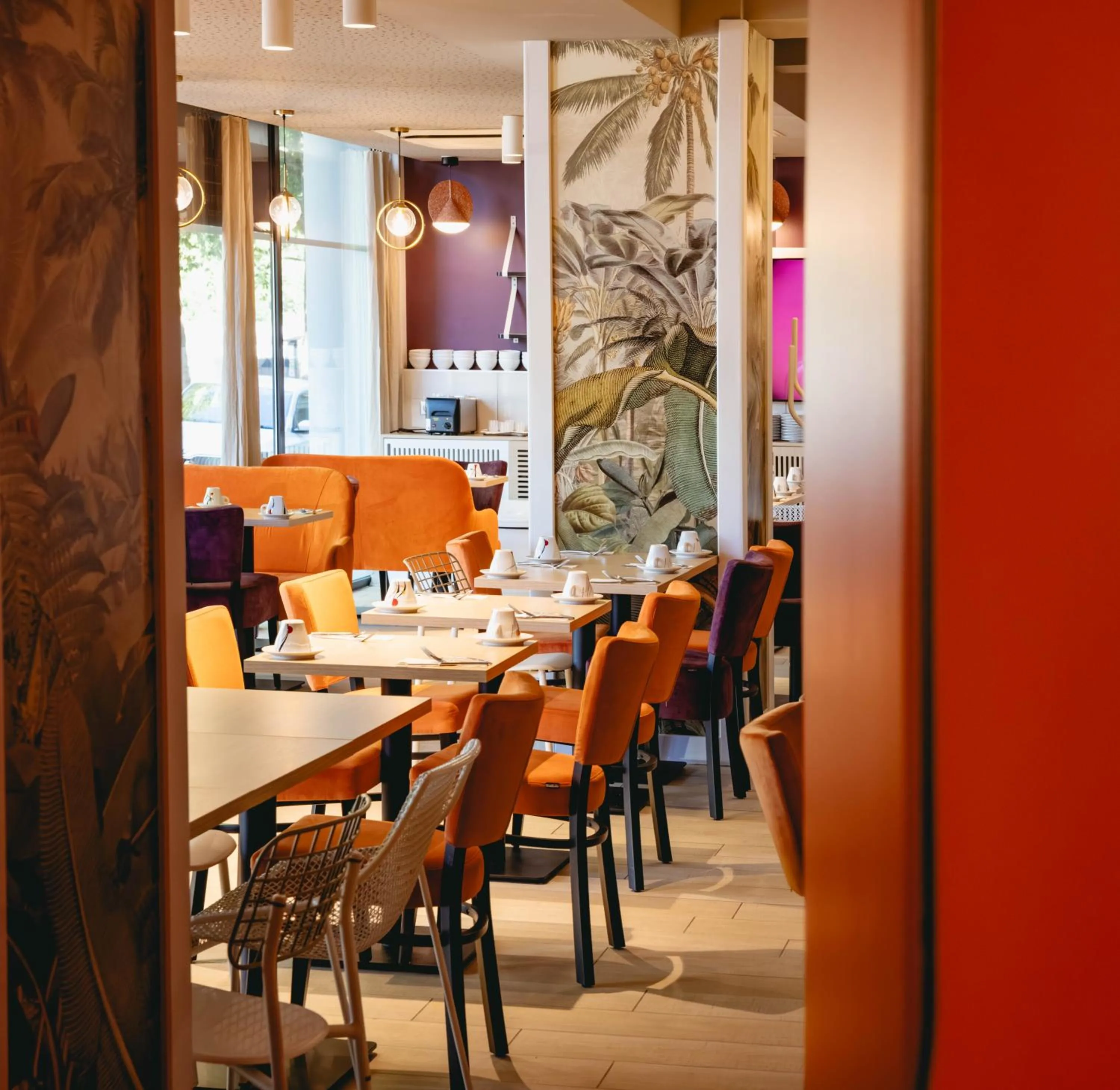 Restaurant/places to eat in B&B HOME Caen Centre Gare