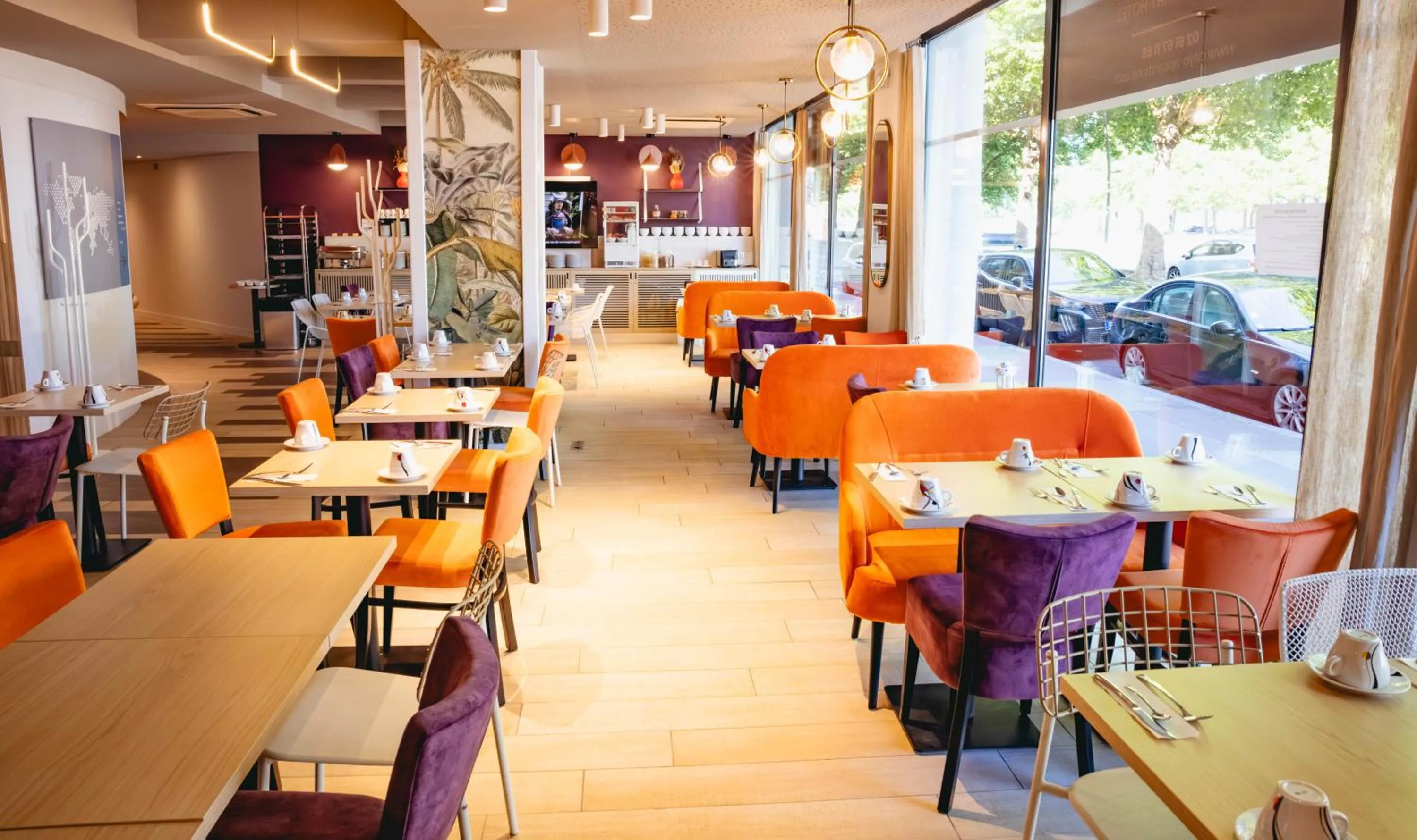 Restaurant/places to eat in B&B HOME Caen Centre Gare