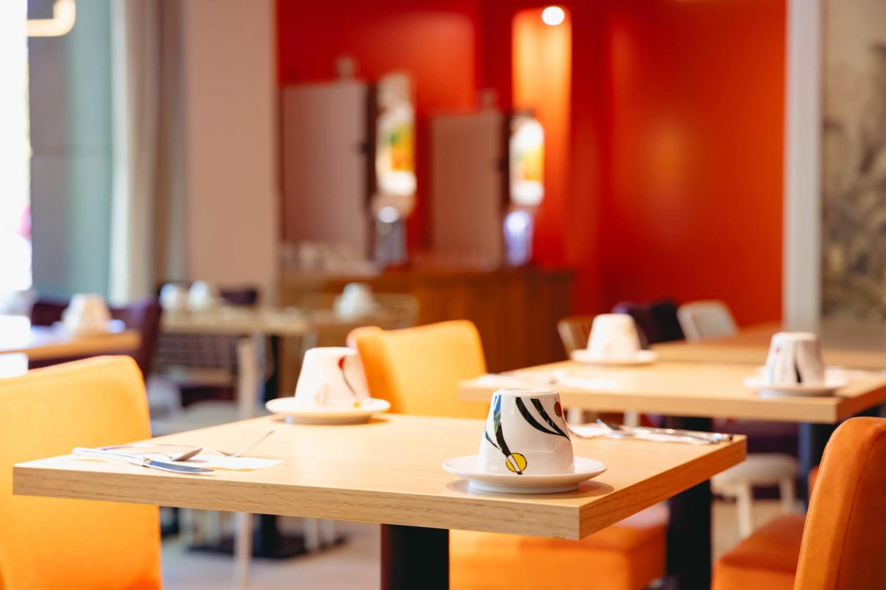 Restaurant/places to eat in B&B HOME Caen Centre Gare