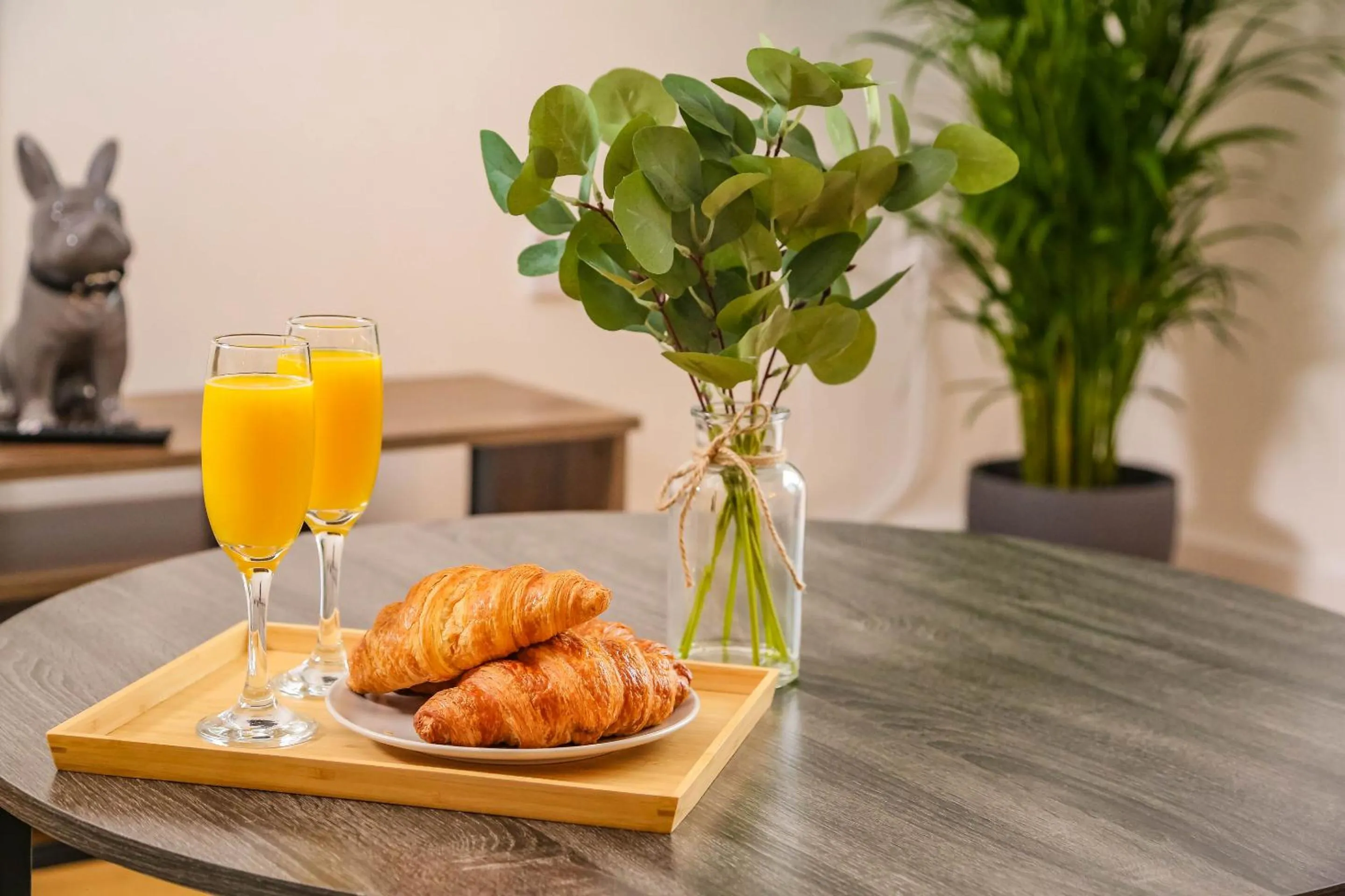 Dining area in Manchester Apartments by BEVOLVE - City Centre