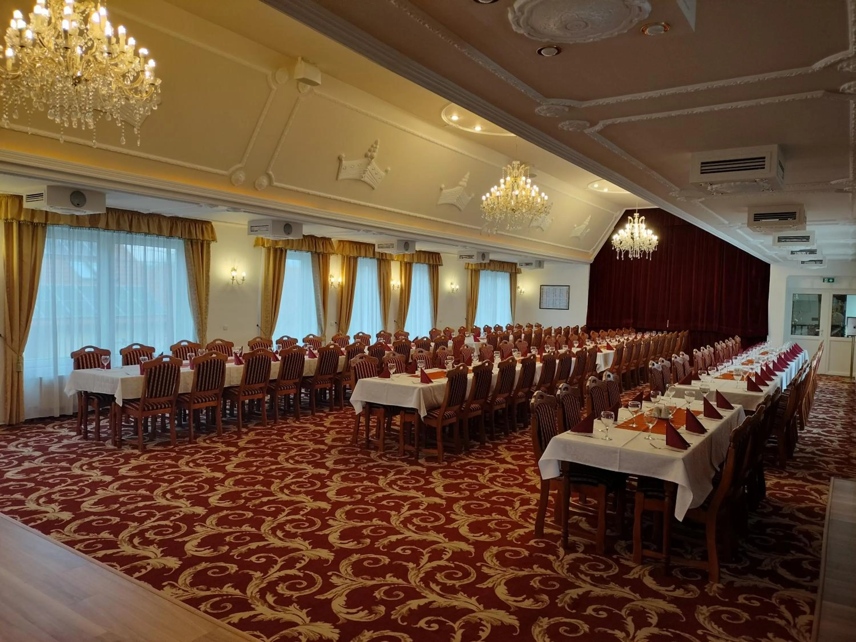 Restaurant/places to eat in Hotel Korona Wellness, Rendezvény és Borszálloda