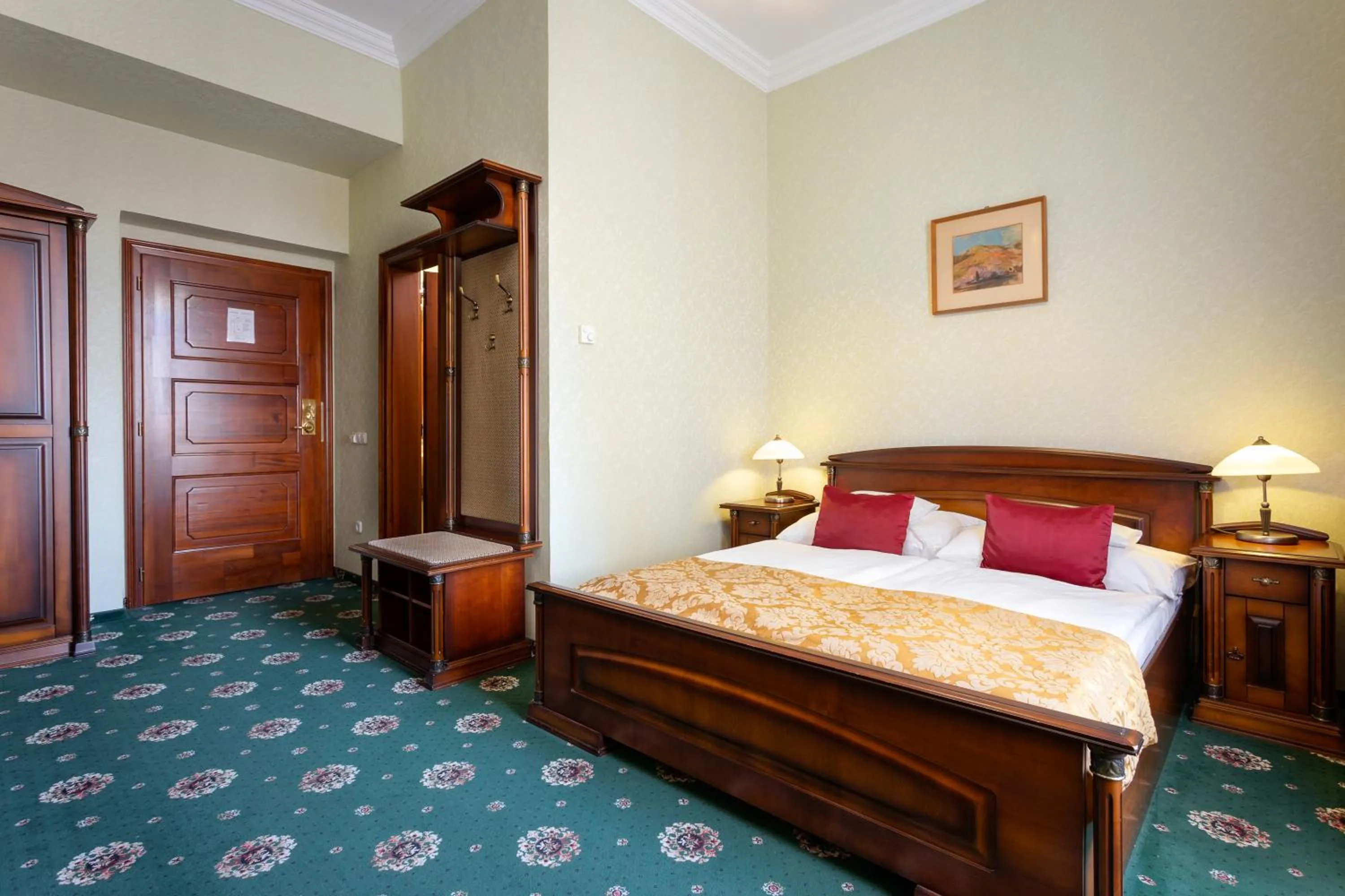 Bed in Hotel Eger & Park