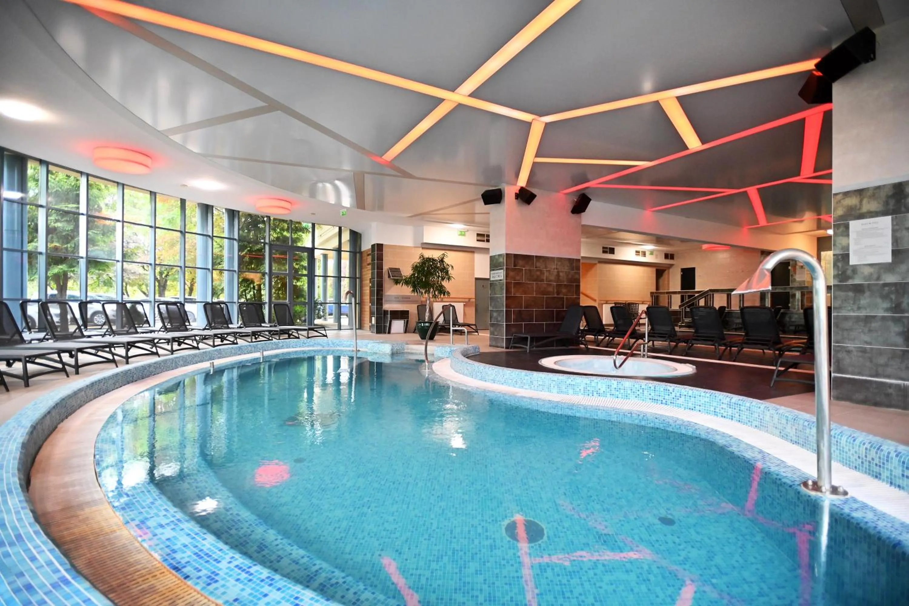 Swimming pool in Hotel Eger & Park