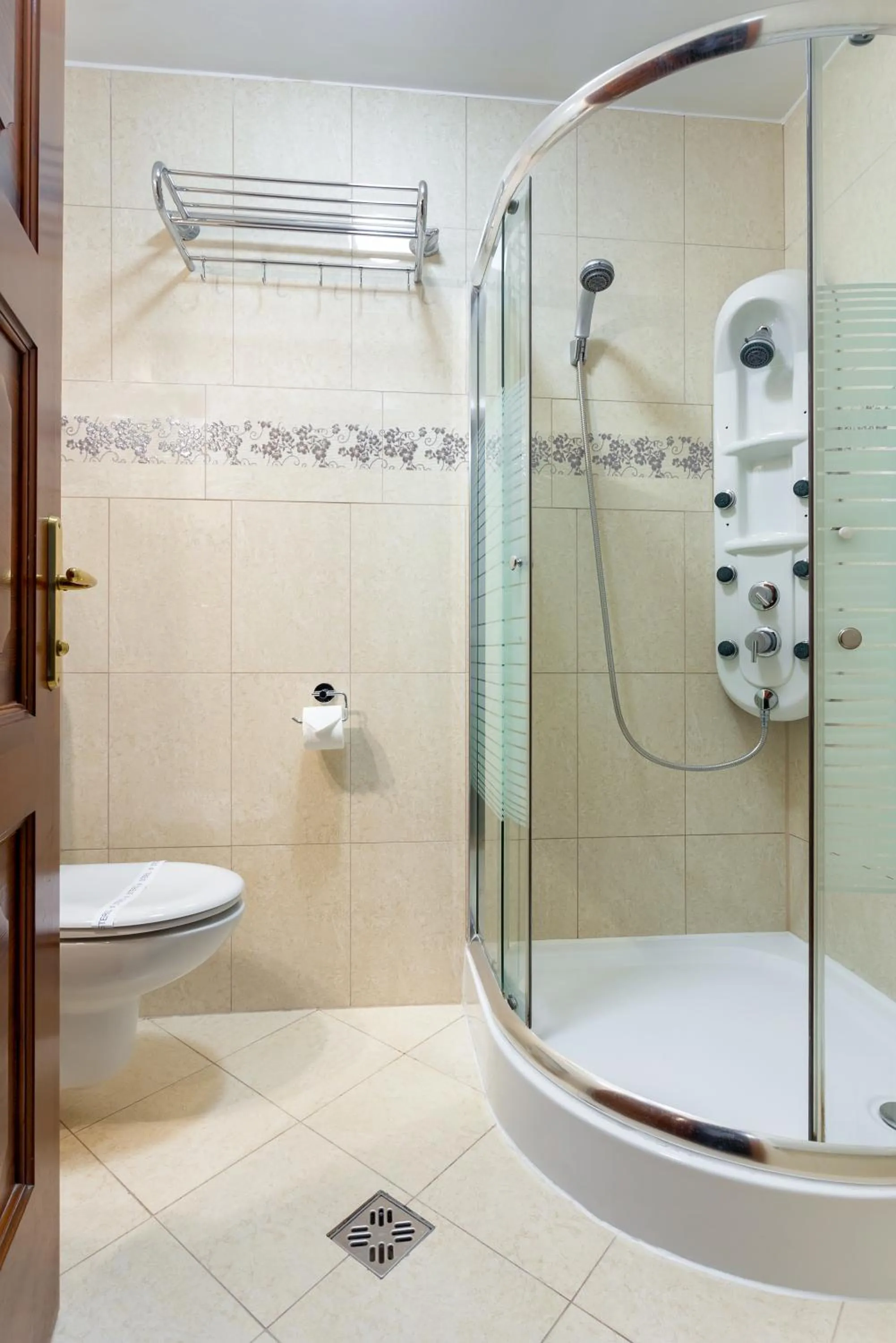 Shower in Hotel Eger & Park