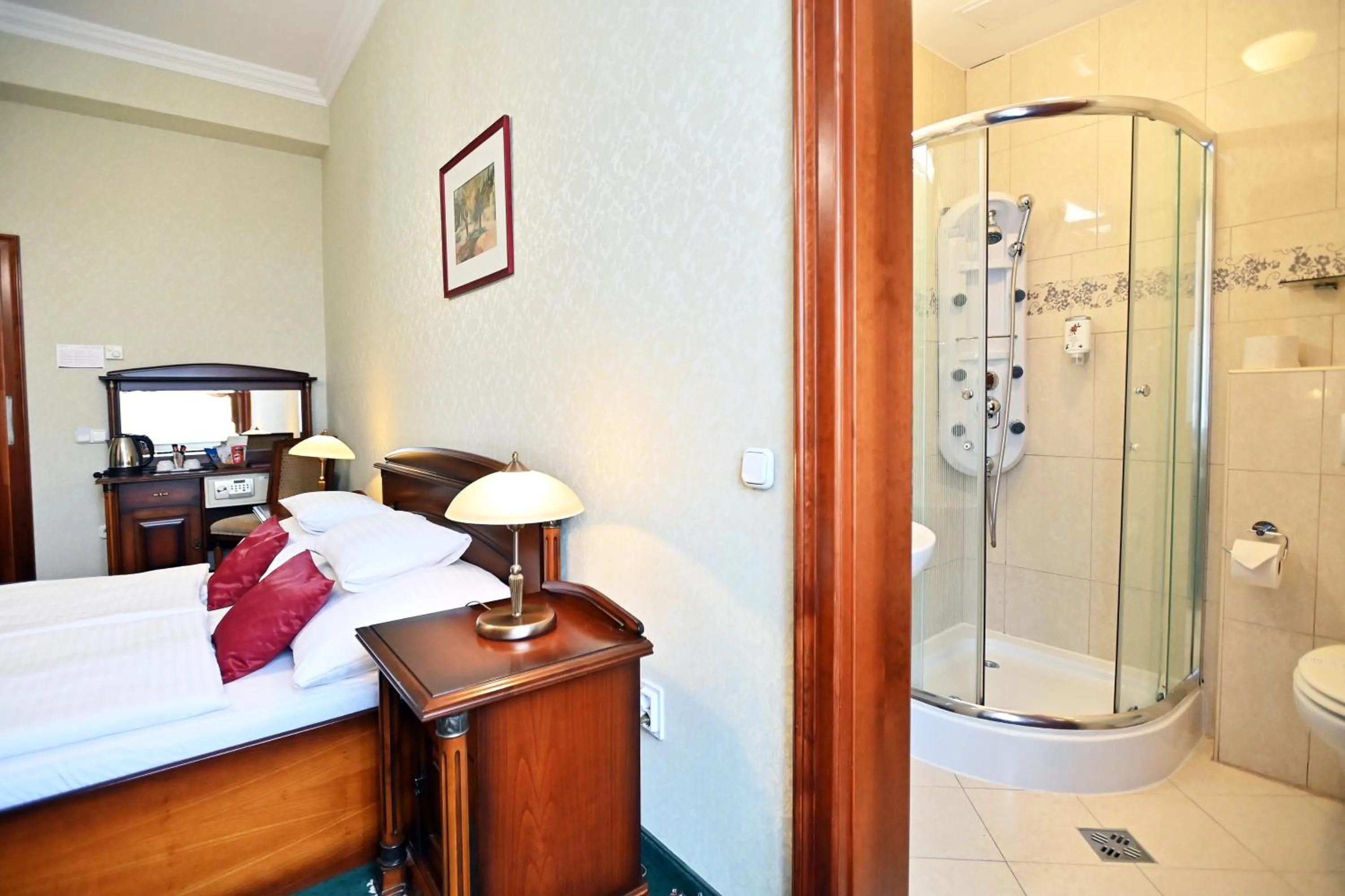 Shower, Bed in Hotel Eger & Park