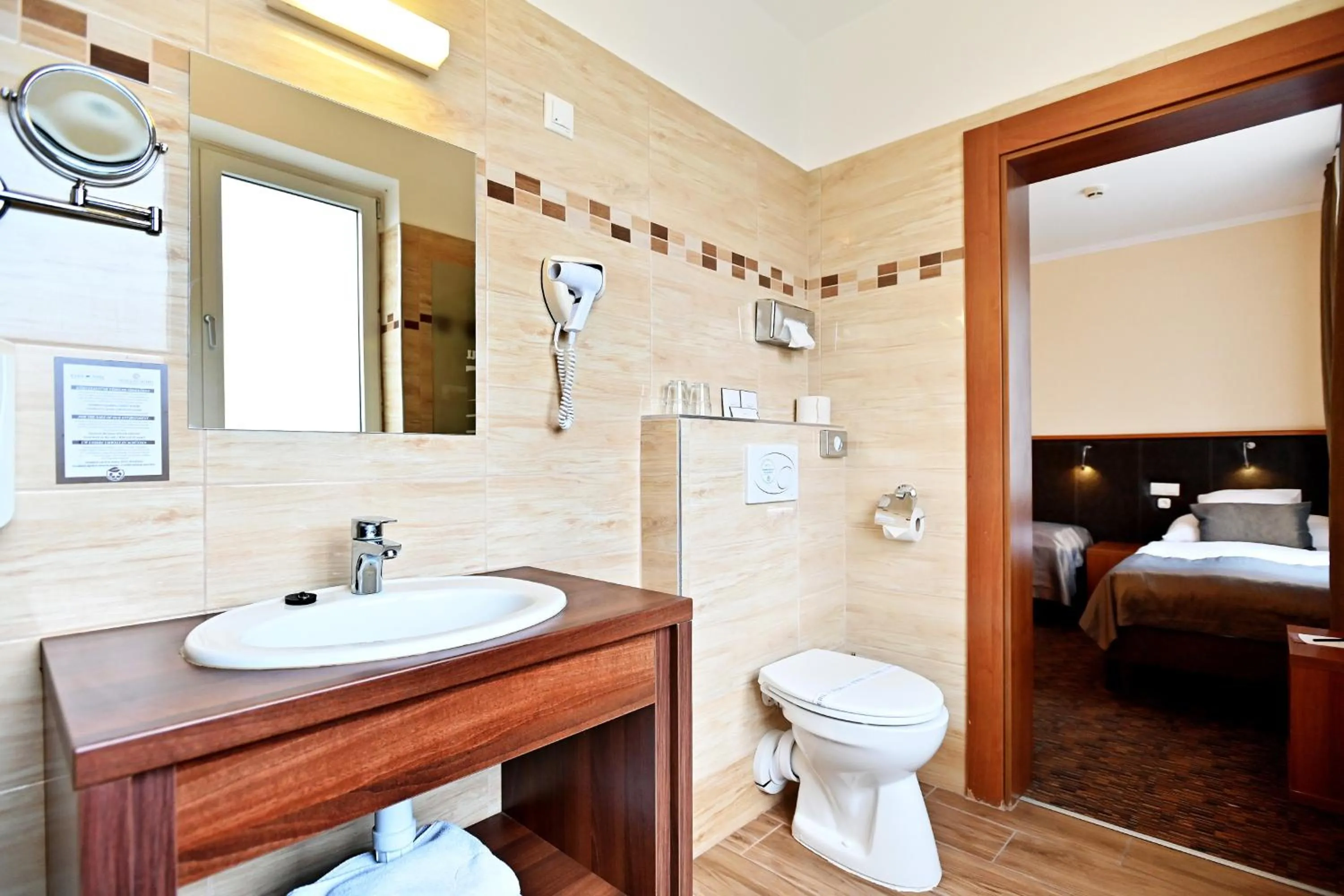 Shower, Bed in Hotel Eger & Park