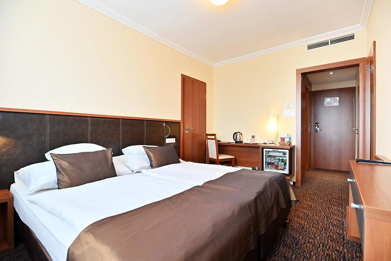 Bed in Hotel Eger & Park