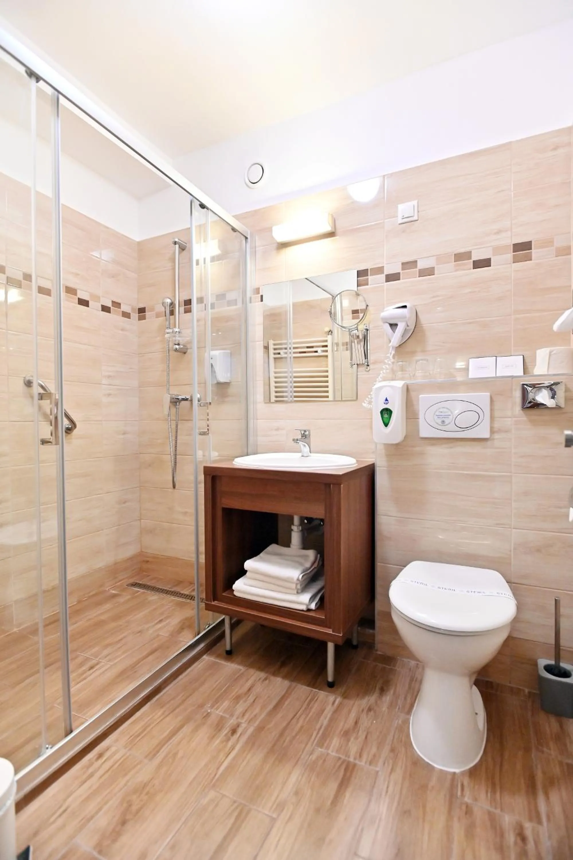 Shower in Hotel Eger & Park