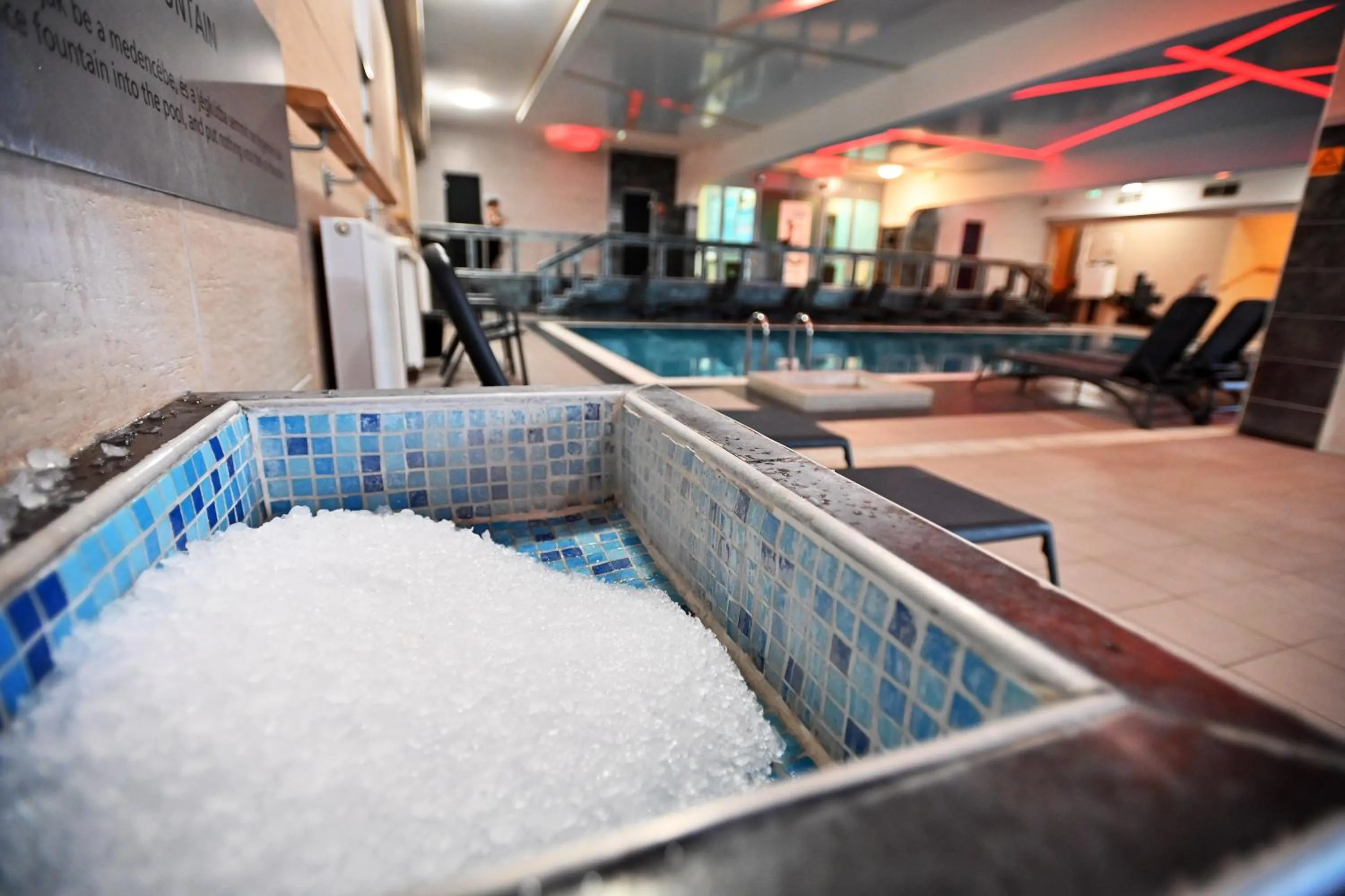 Swimming pool in Hotel Eger & Park