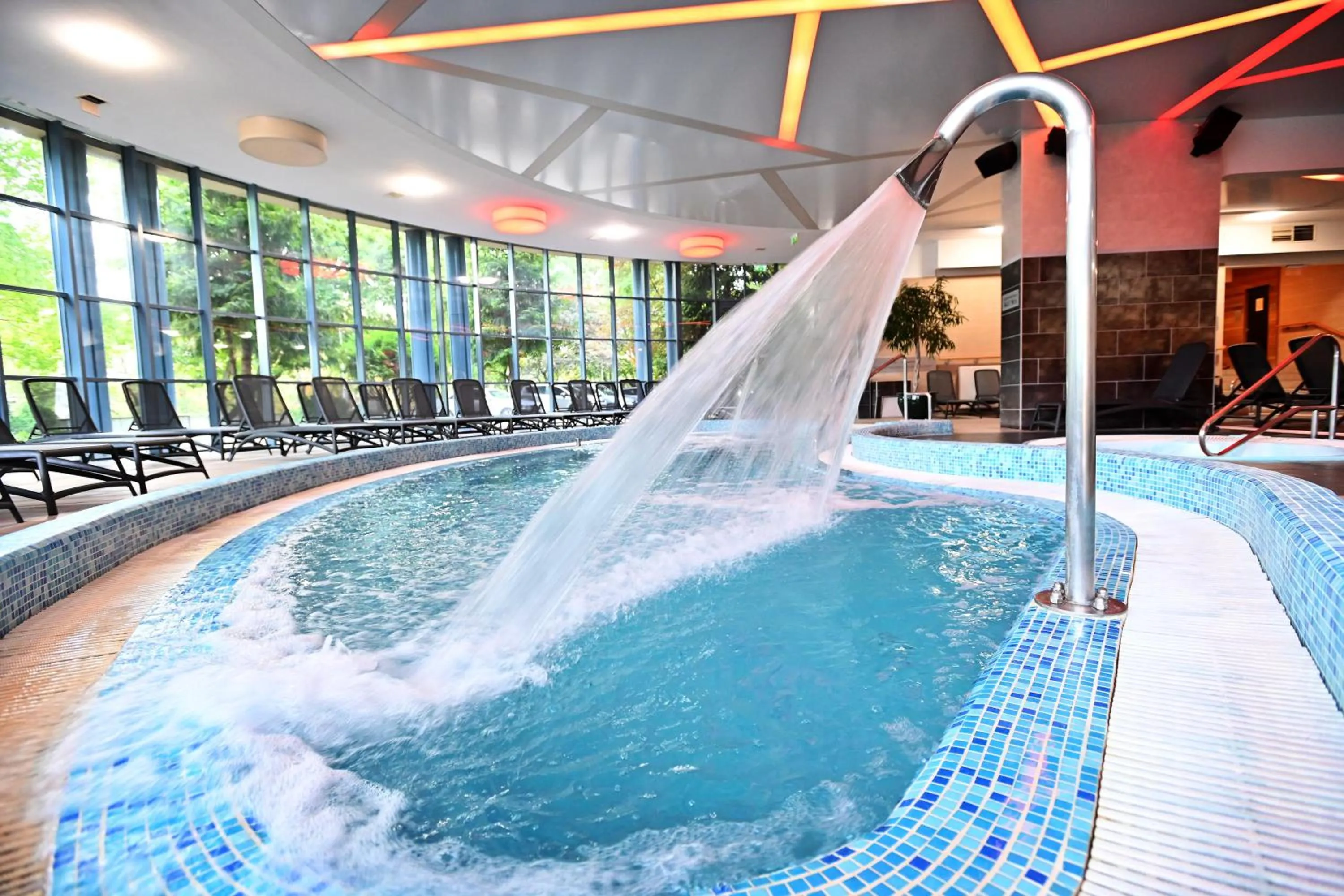 Swimming pool in Hotel Eger & Park