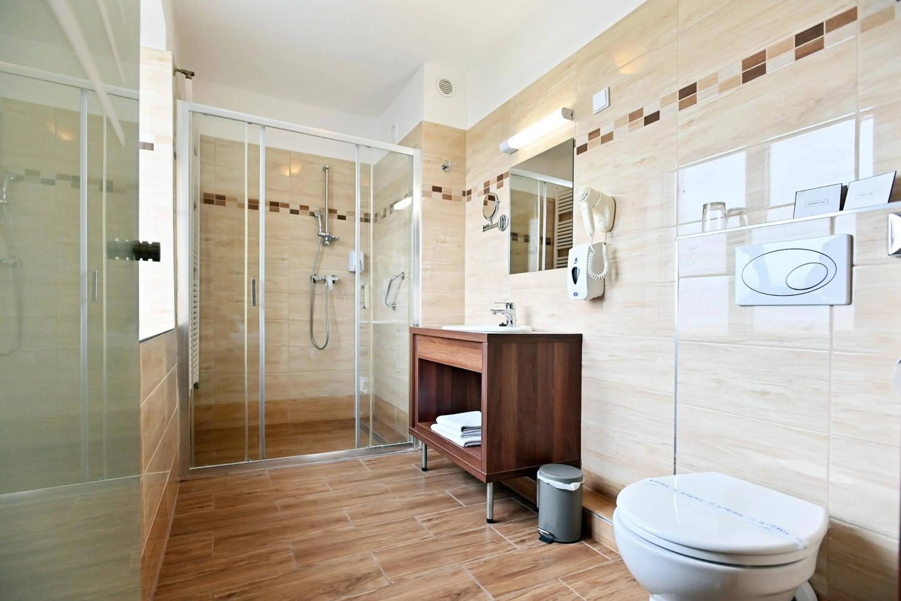 Shower in Hotel Eger & Park