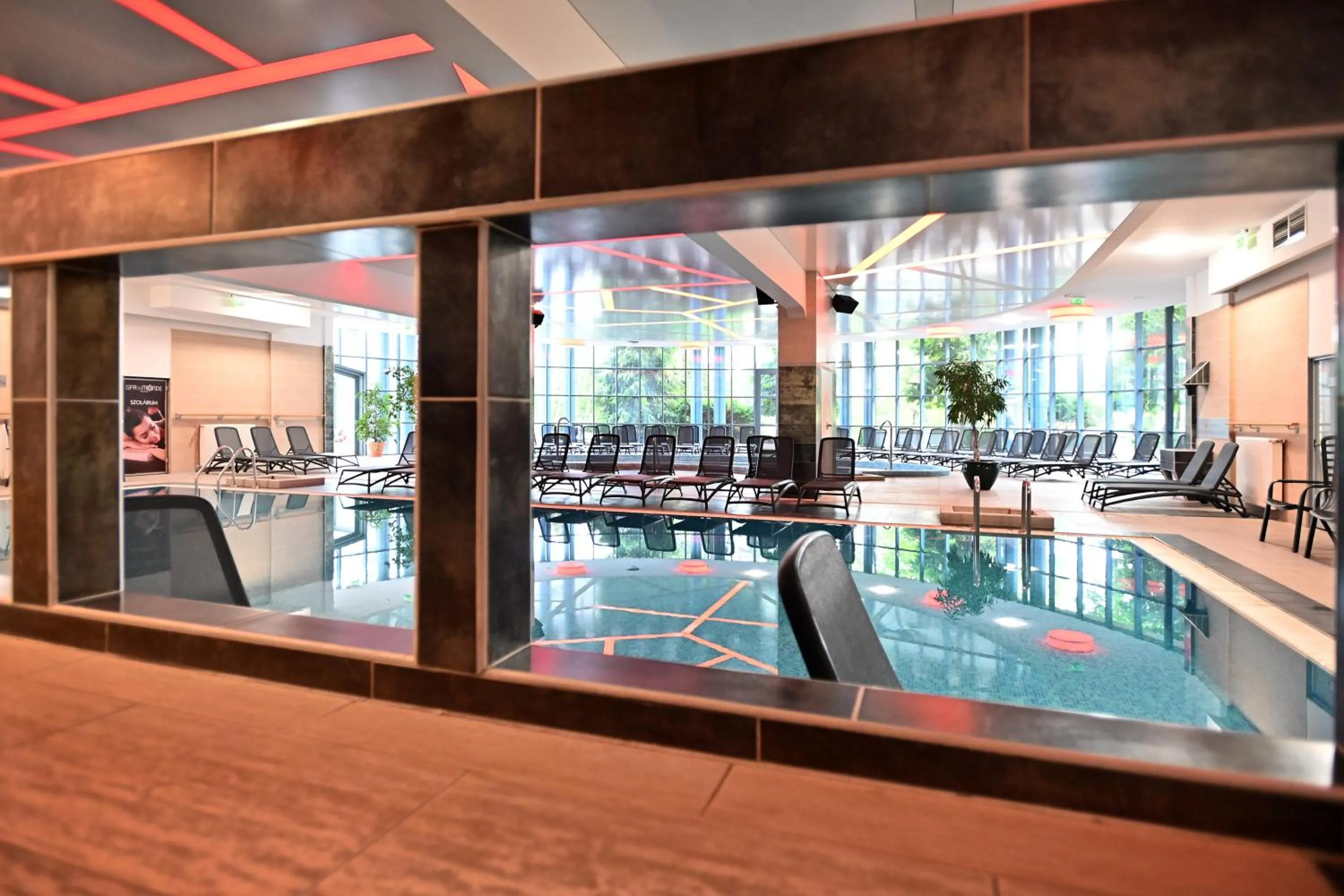 Swimming pool in Hotel Eger & Park