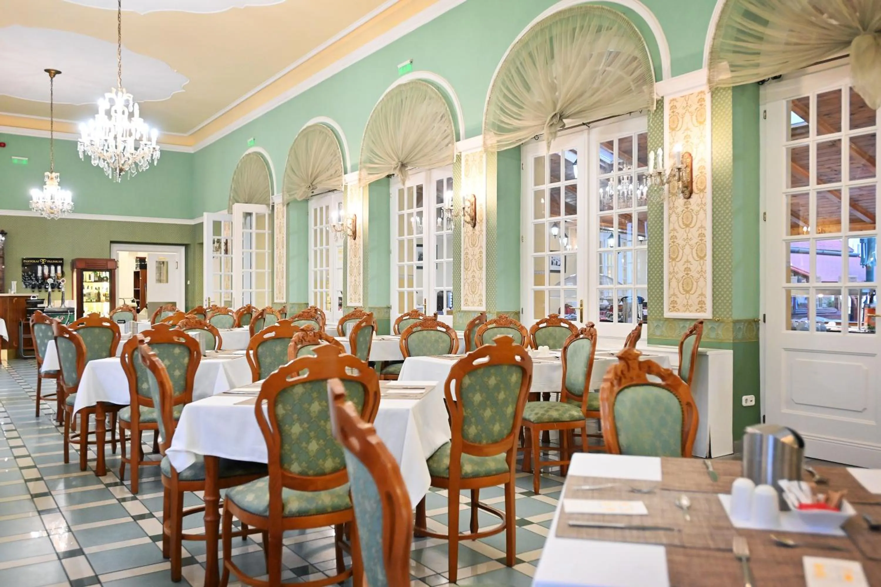 Restaurant/places to eat in Hotel Eger & Park