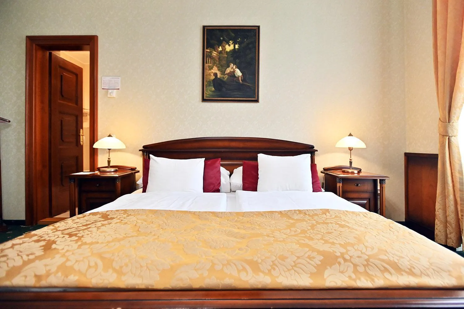 Bed in Hotel Eger & Park