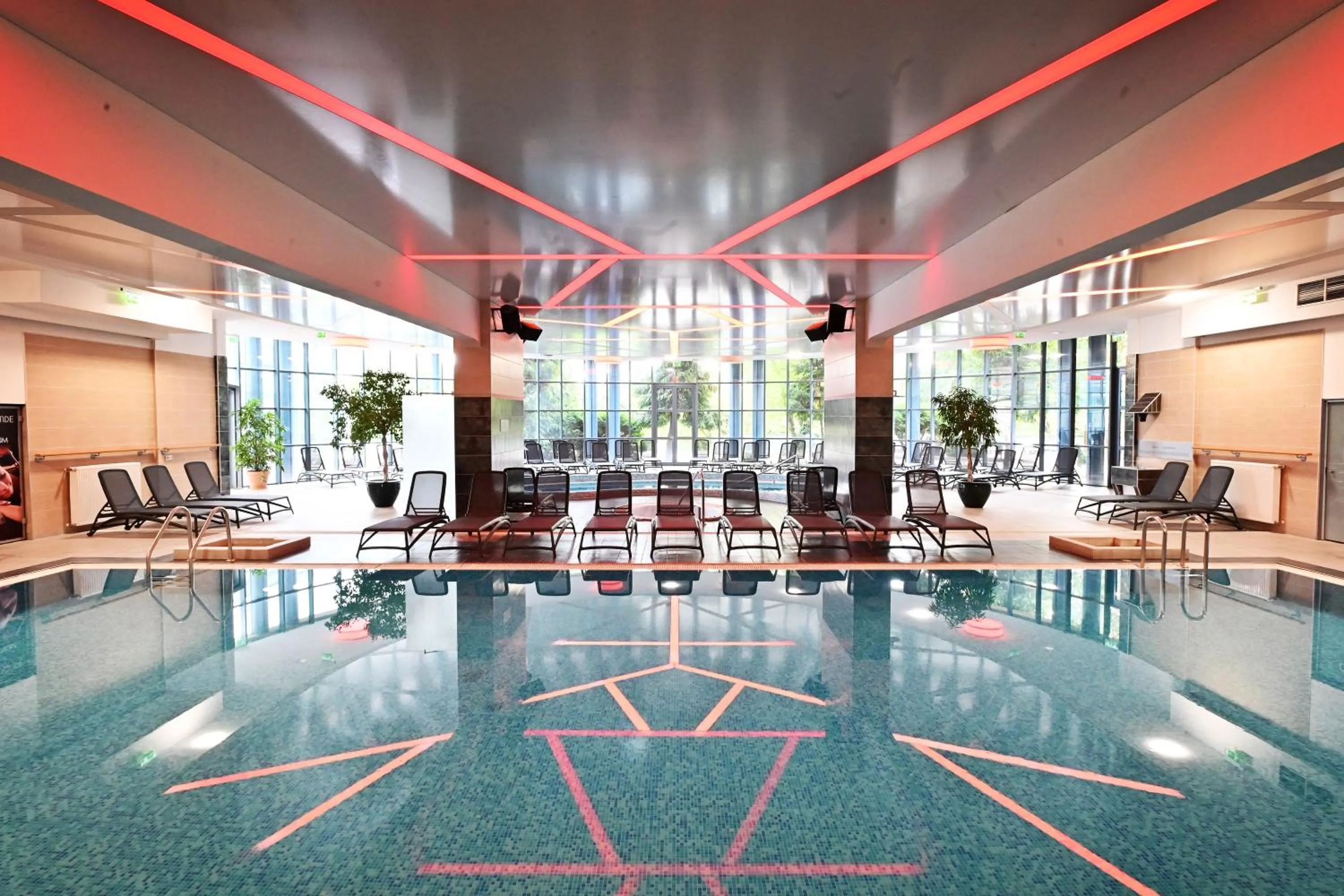 Swimming pool in Hotel Eger & Park