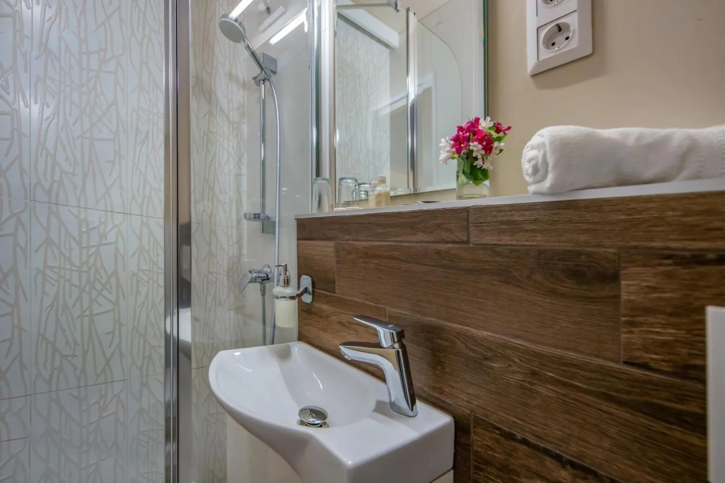 Shower in Vénusz Hotel