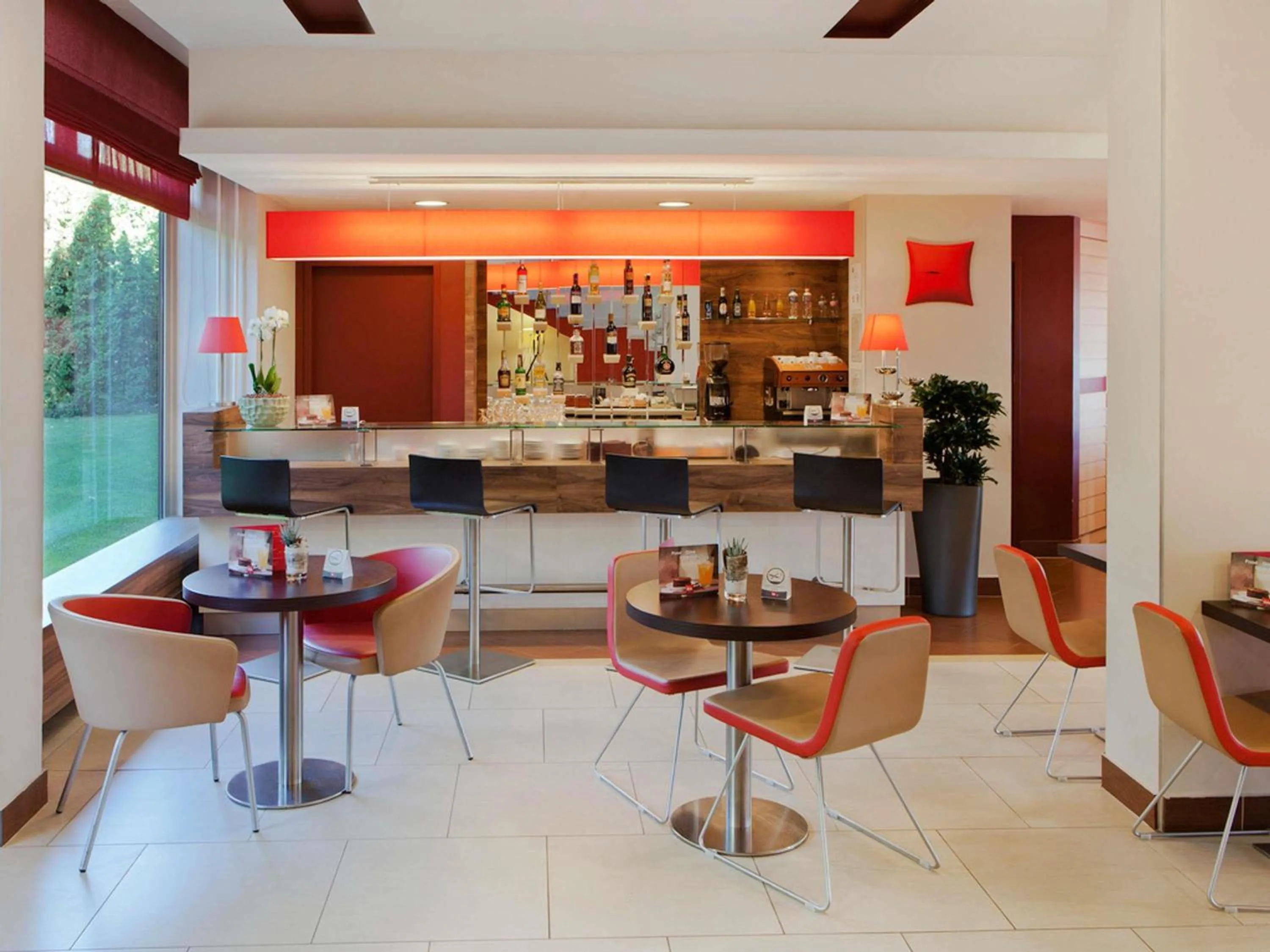 Restaurant/places to eat in Ibis Budapest Citysouth