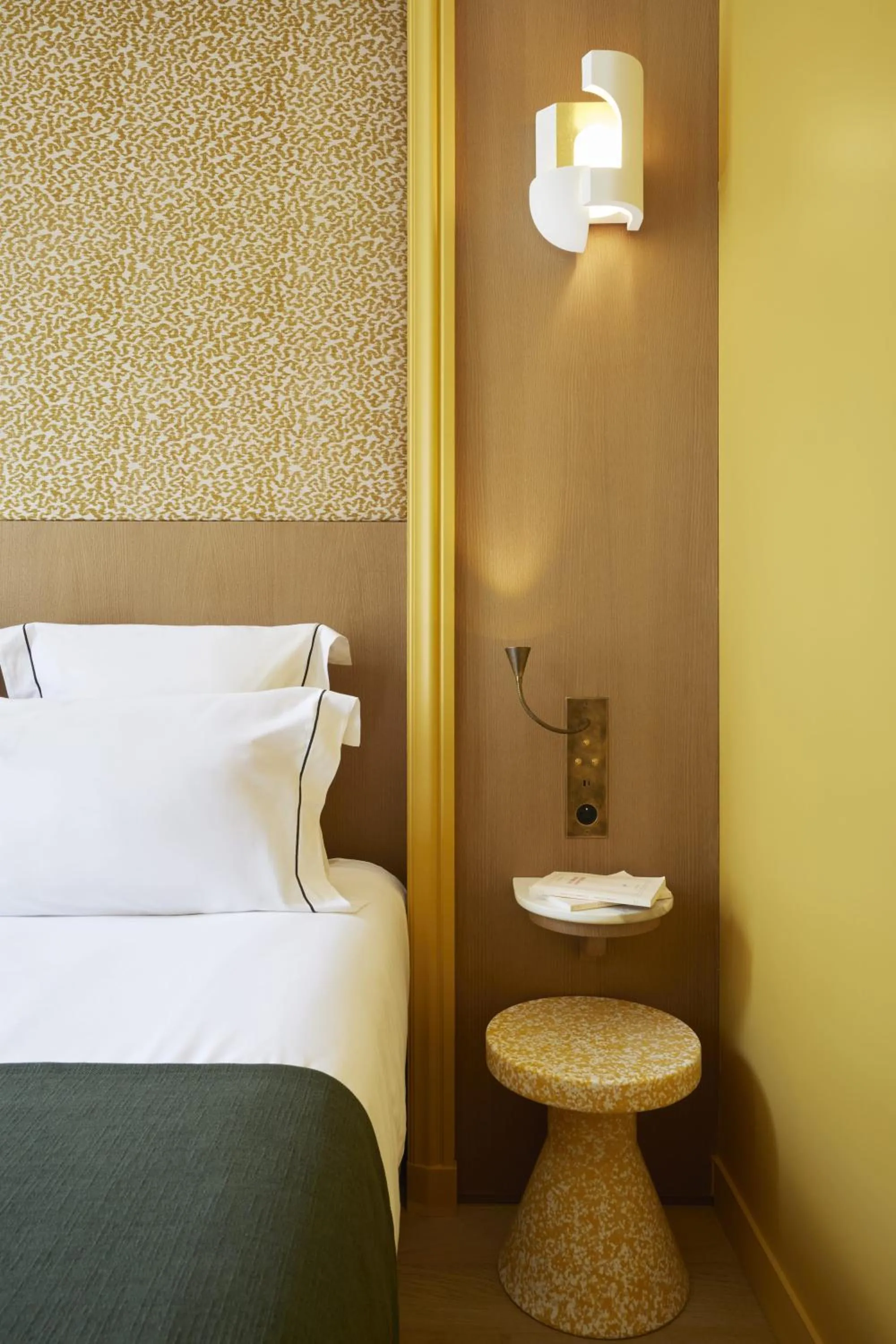 Bed in Hôtel Prince de Conti - Hôtel Rénové