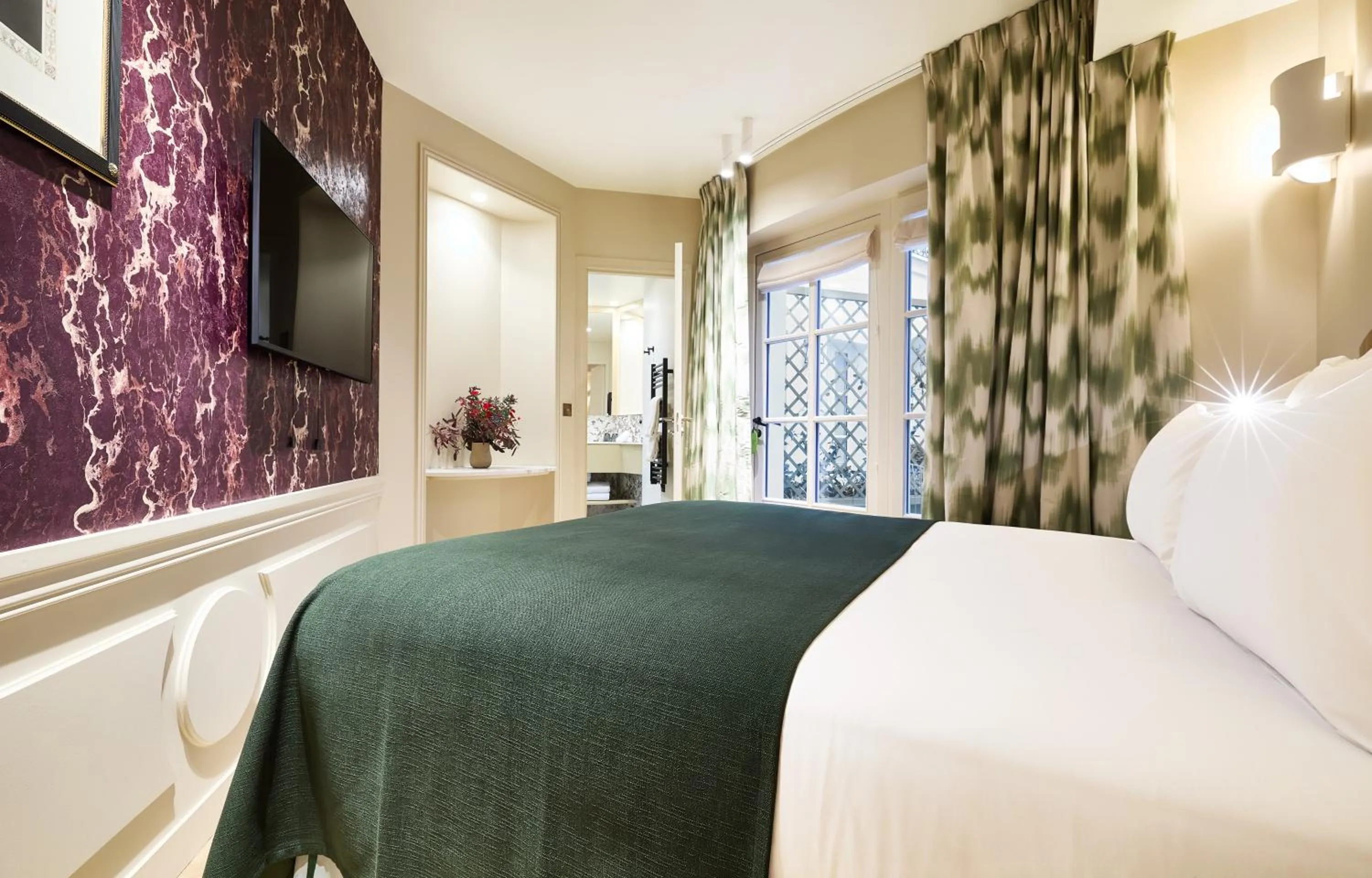 Bed in Hôtel Prince de Conti - Hôtel Rénové