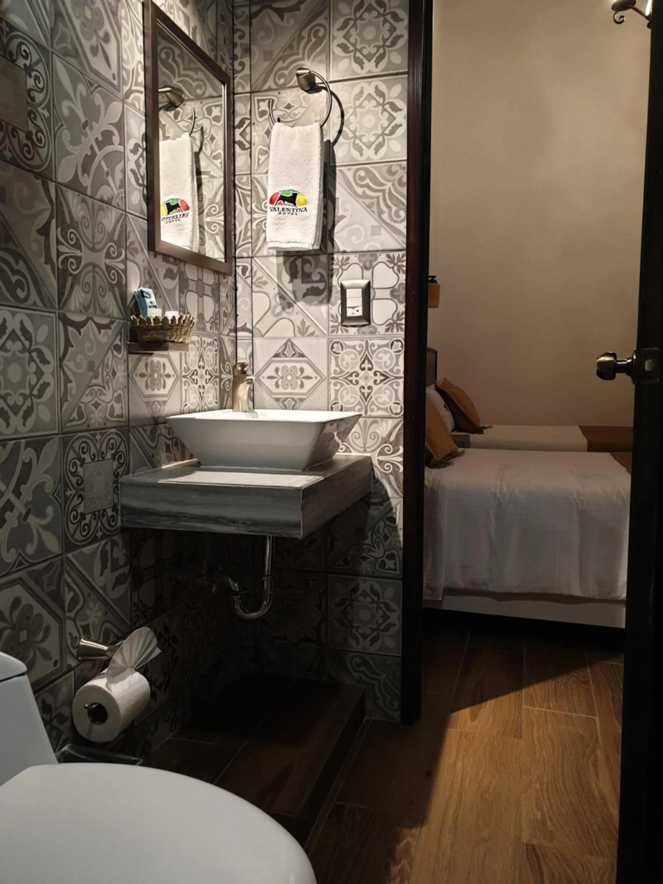 Bathroom, Bed in Hotel Don Carlos