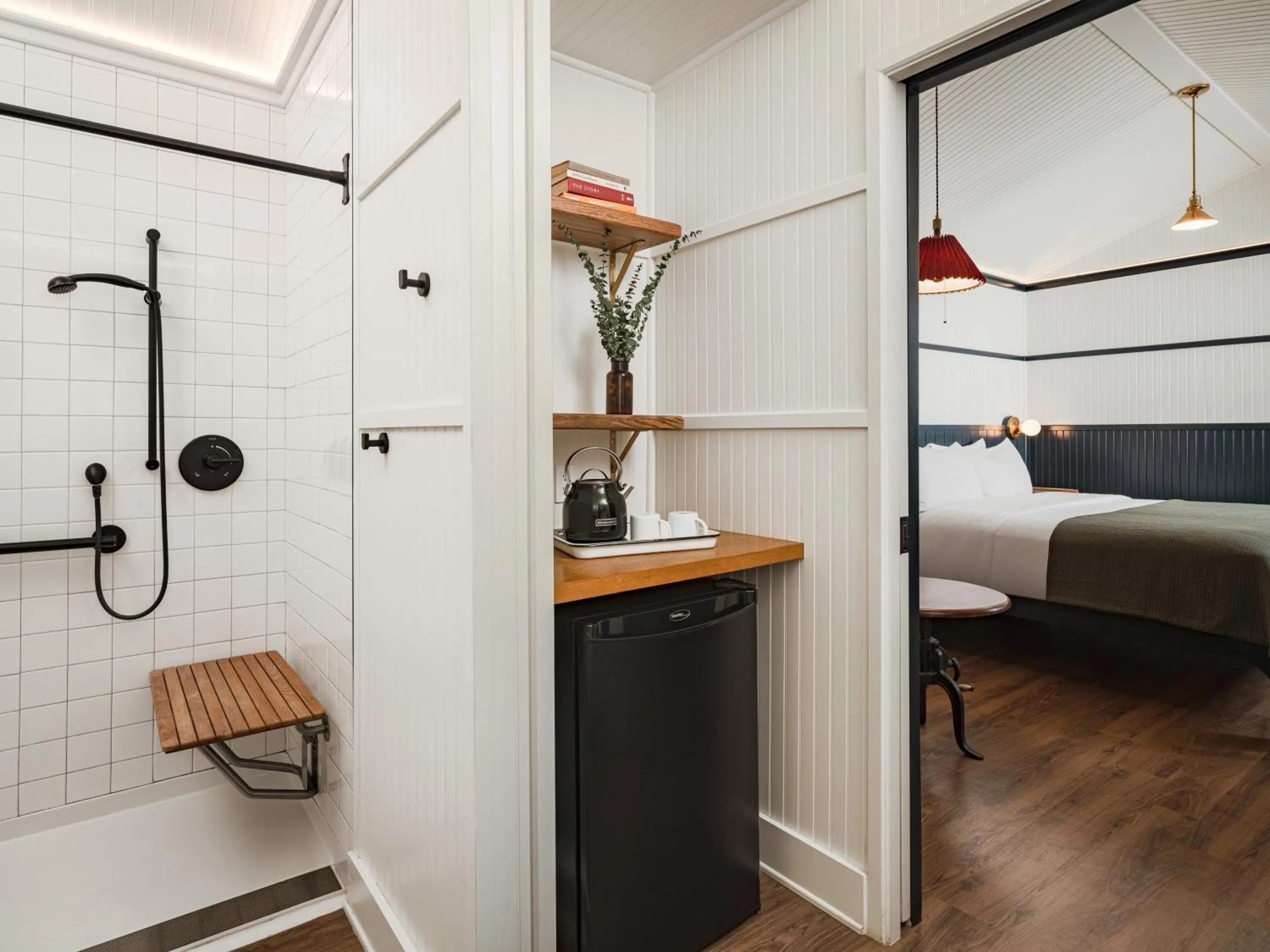 Bathroom, Bed in High Country Motor Lodge - Near NAU and Downtown