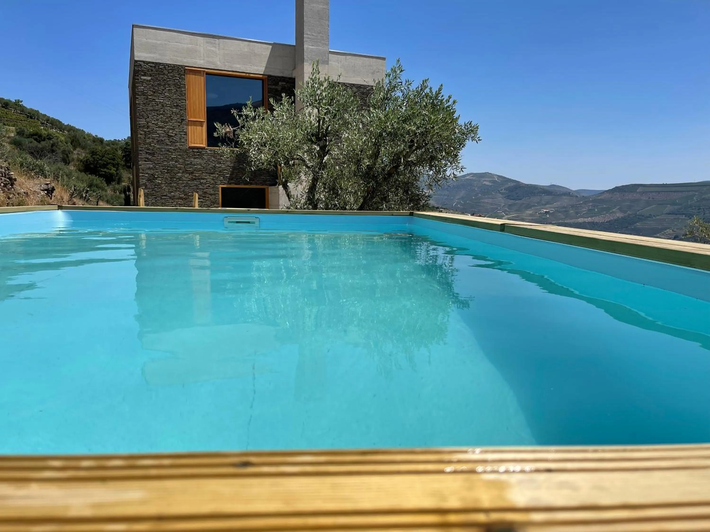Swimming pool in Casa do Arco by Douro Exclusive