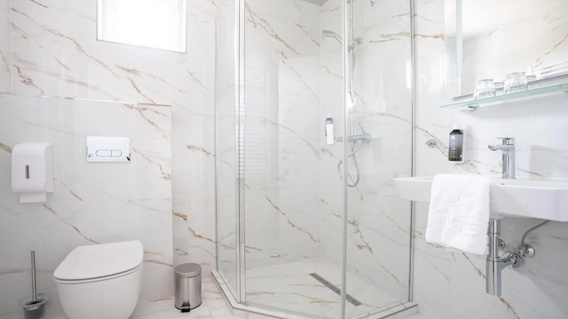 Bathroom in Kikelet Club Hotel