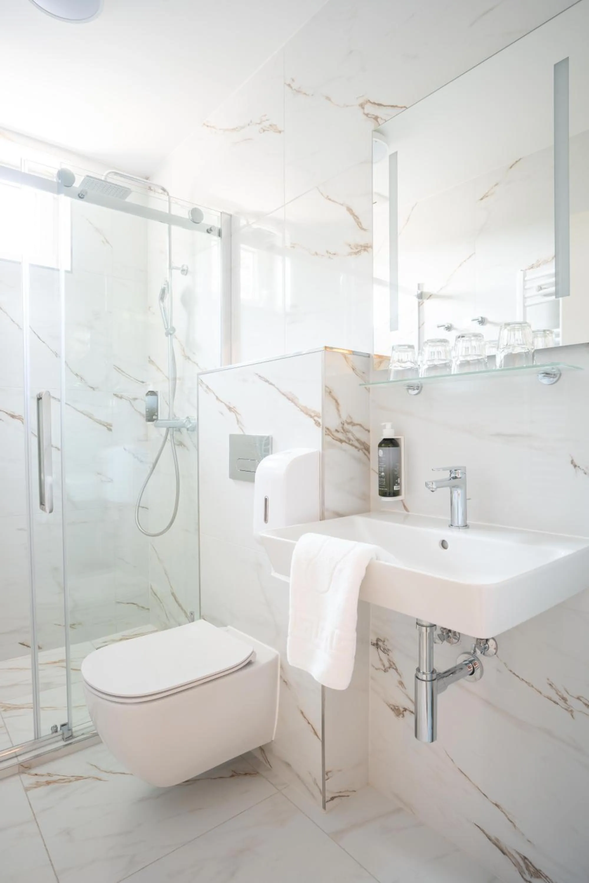 Shower in Kikelet Club Hotel