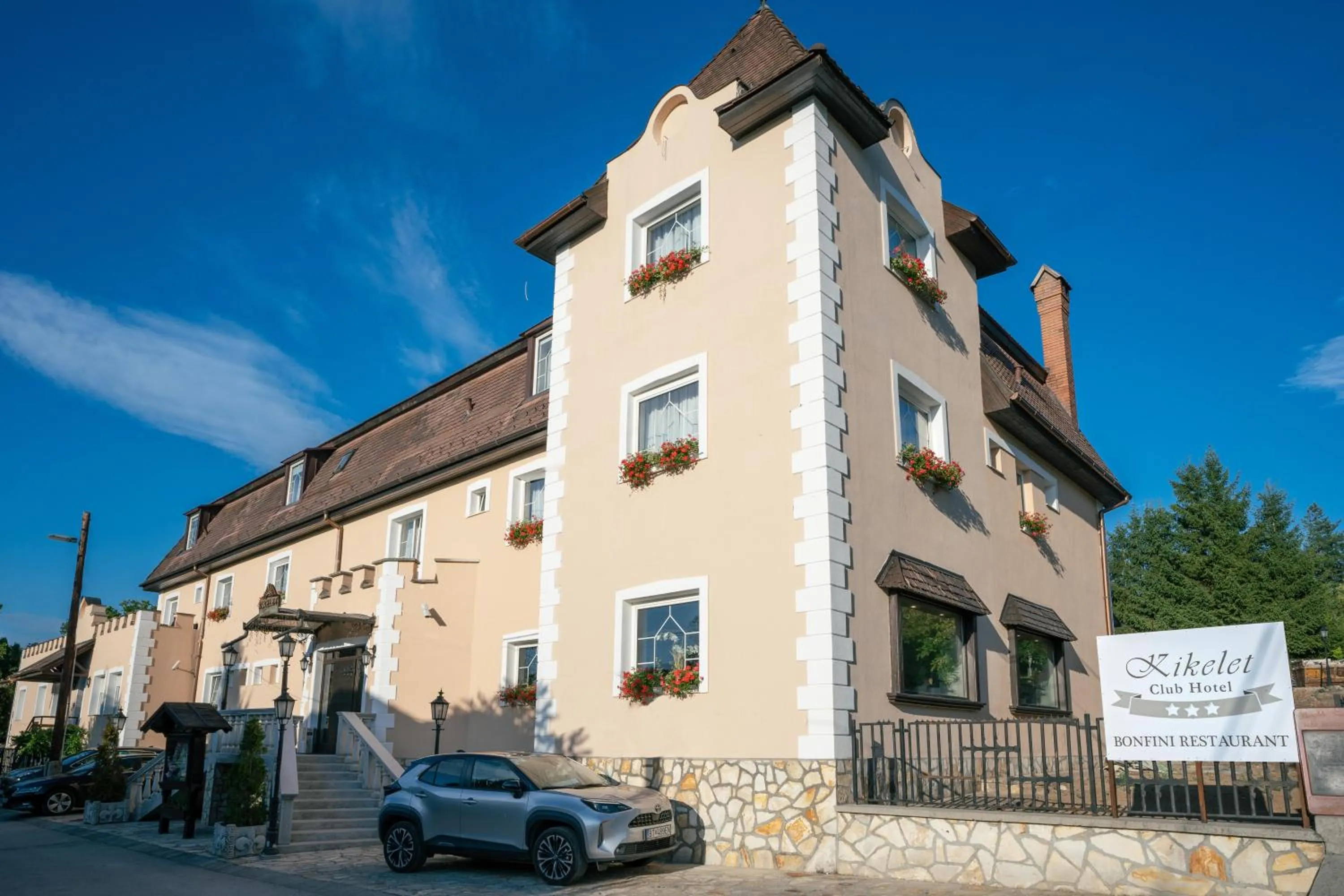 Property building in Kikelet Club Hotel