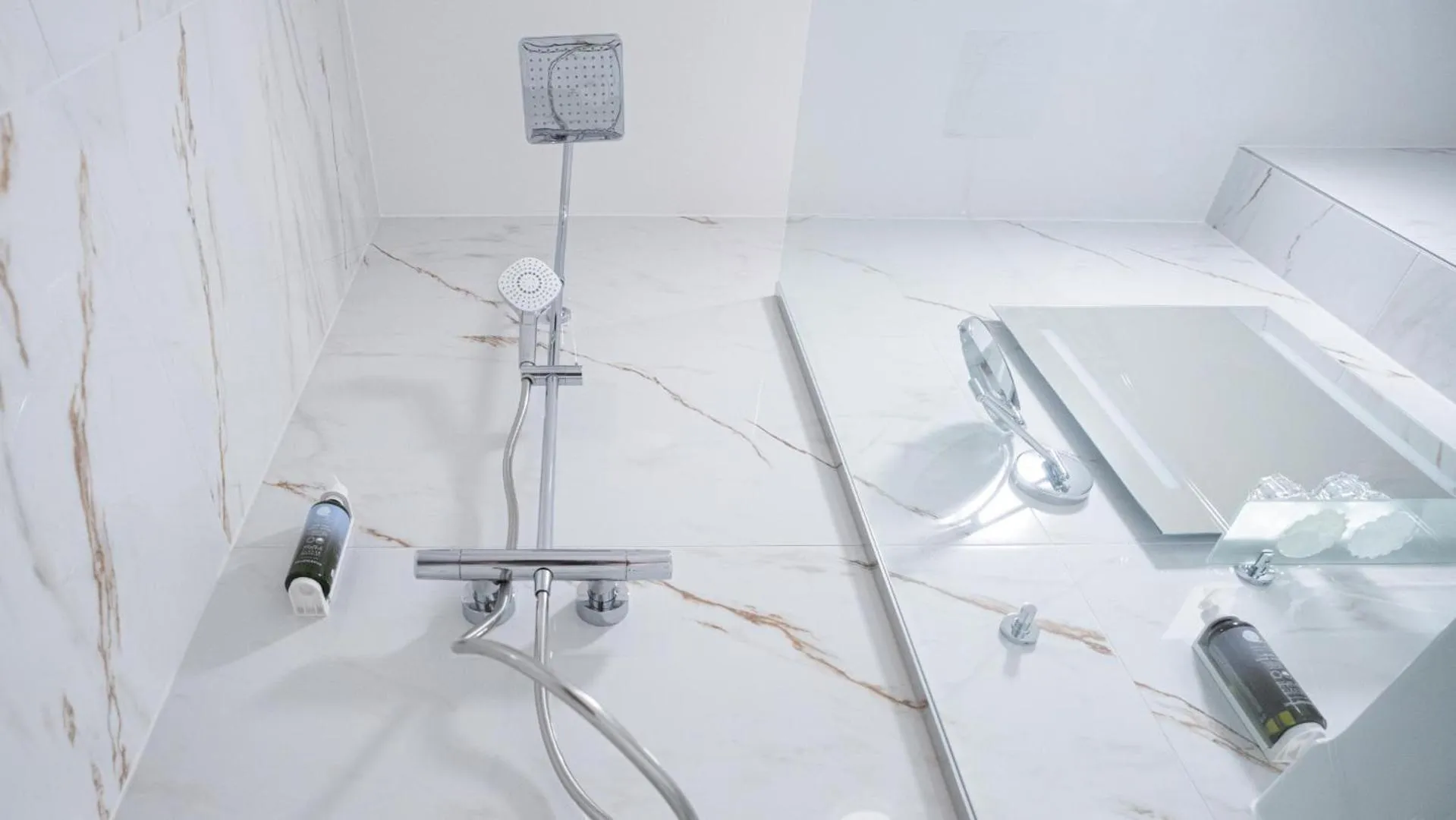 Shower in Kikelet Club Hotel