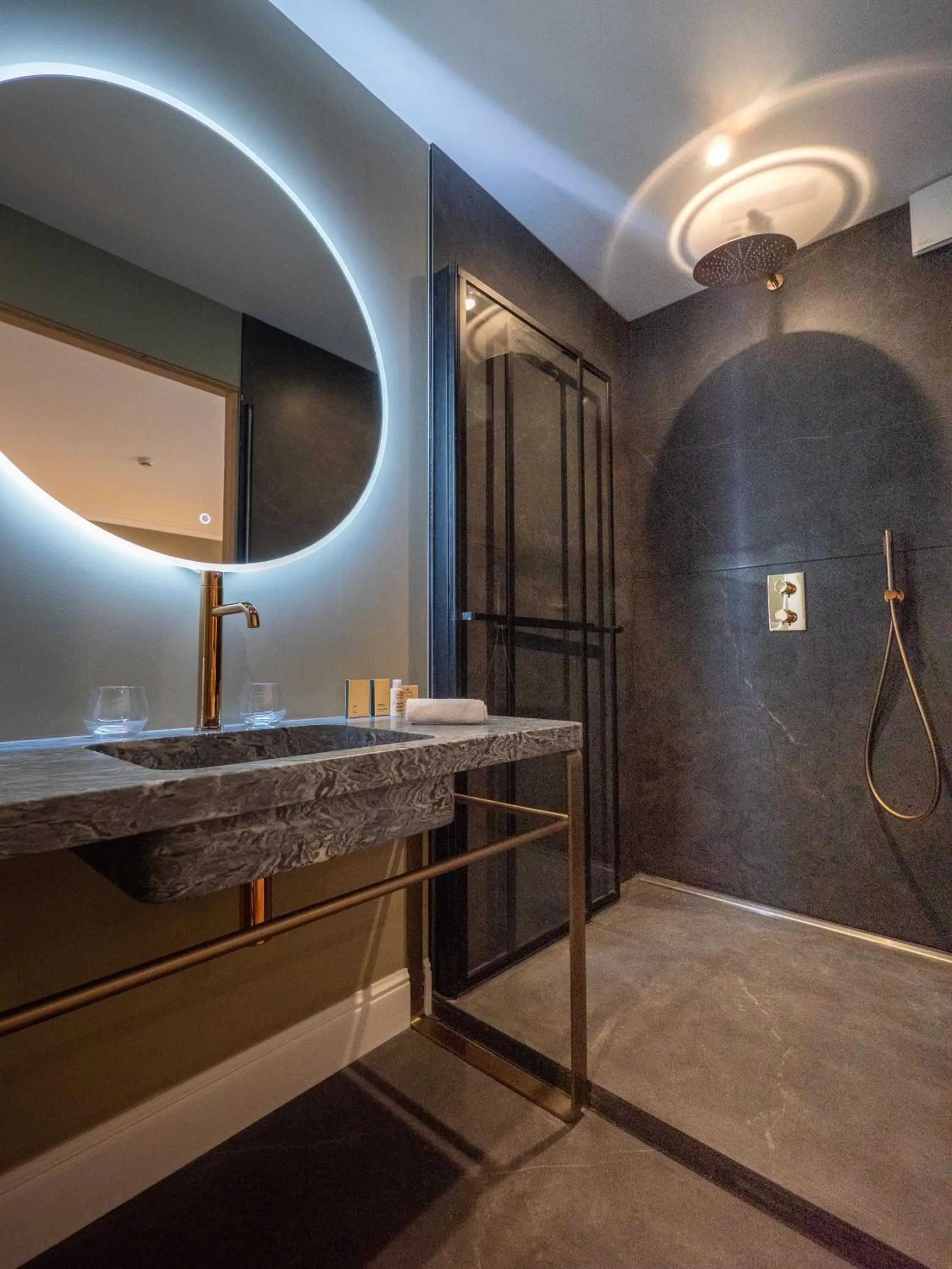 Bathroom in Hôtel Maison Pavlov - Restaurant & Spa - Bordeaux Bouscat