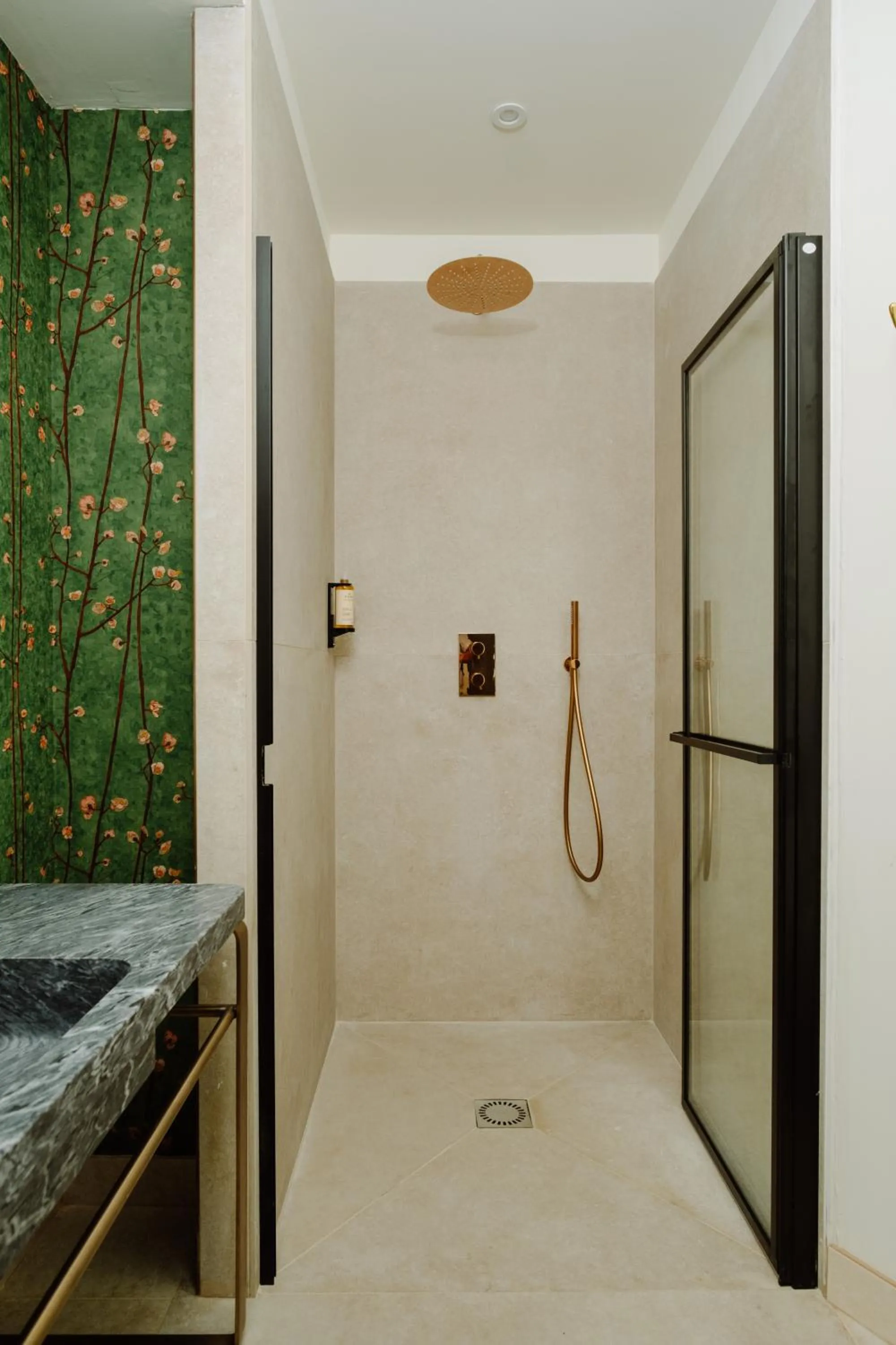 Shower, Bed in Hôtel Maison Pavlov - Restaurant & Spa - Bordeaux Bouscat