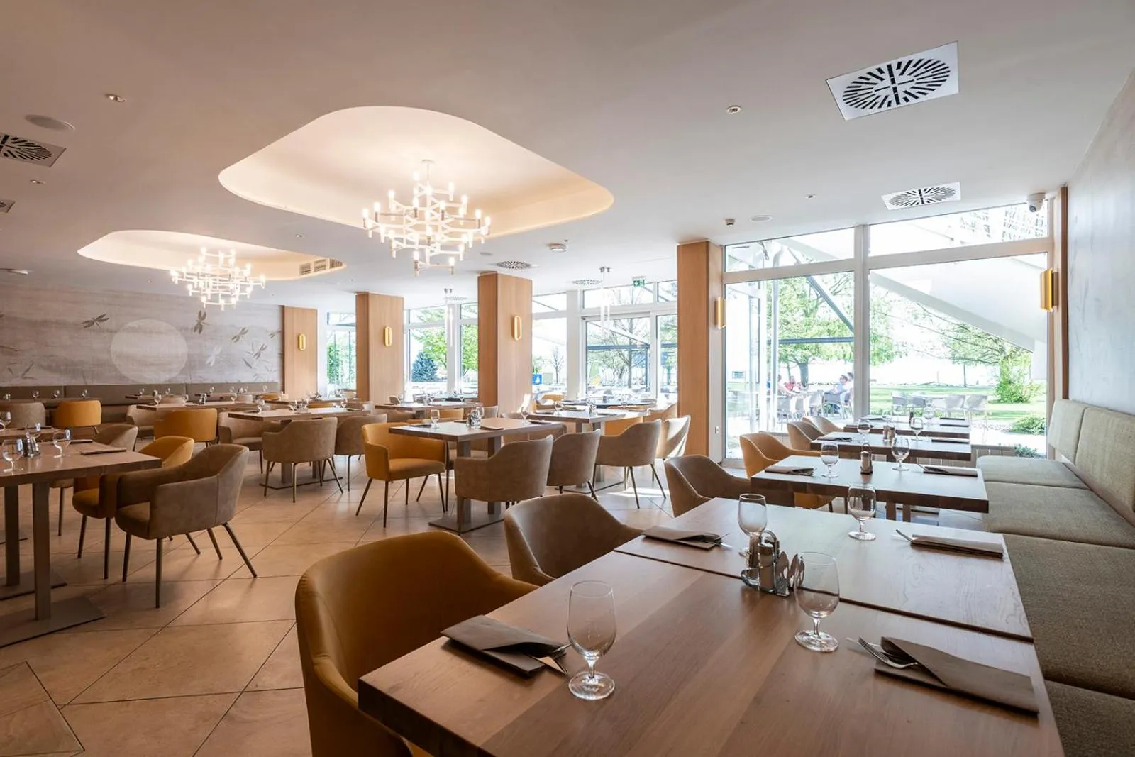 Restaurant/places to eat in Hotel Marina Port