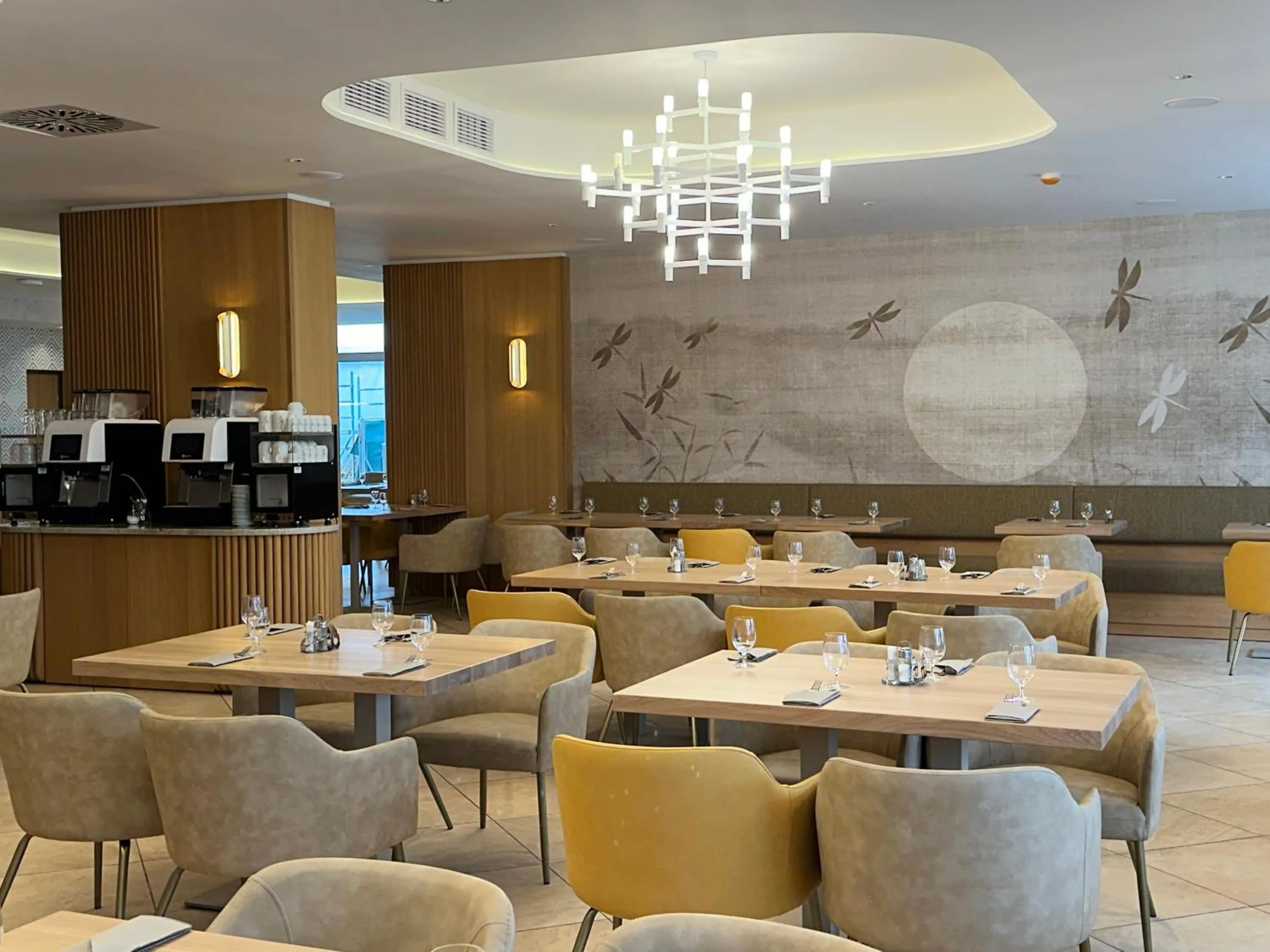 Restaurant/places to eat in Hotel Marina Port